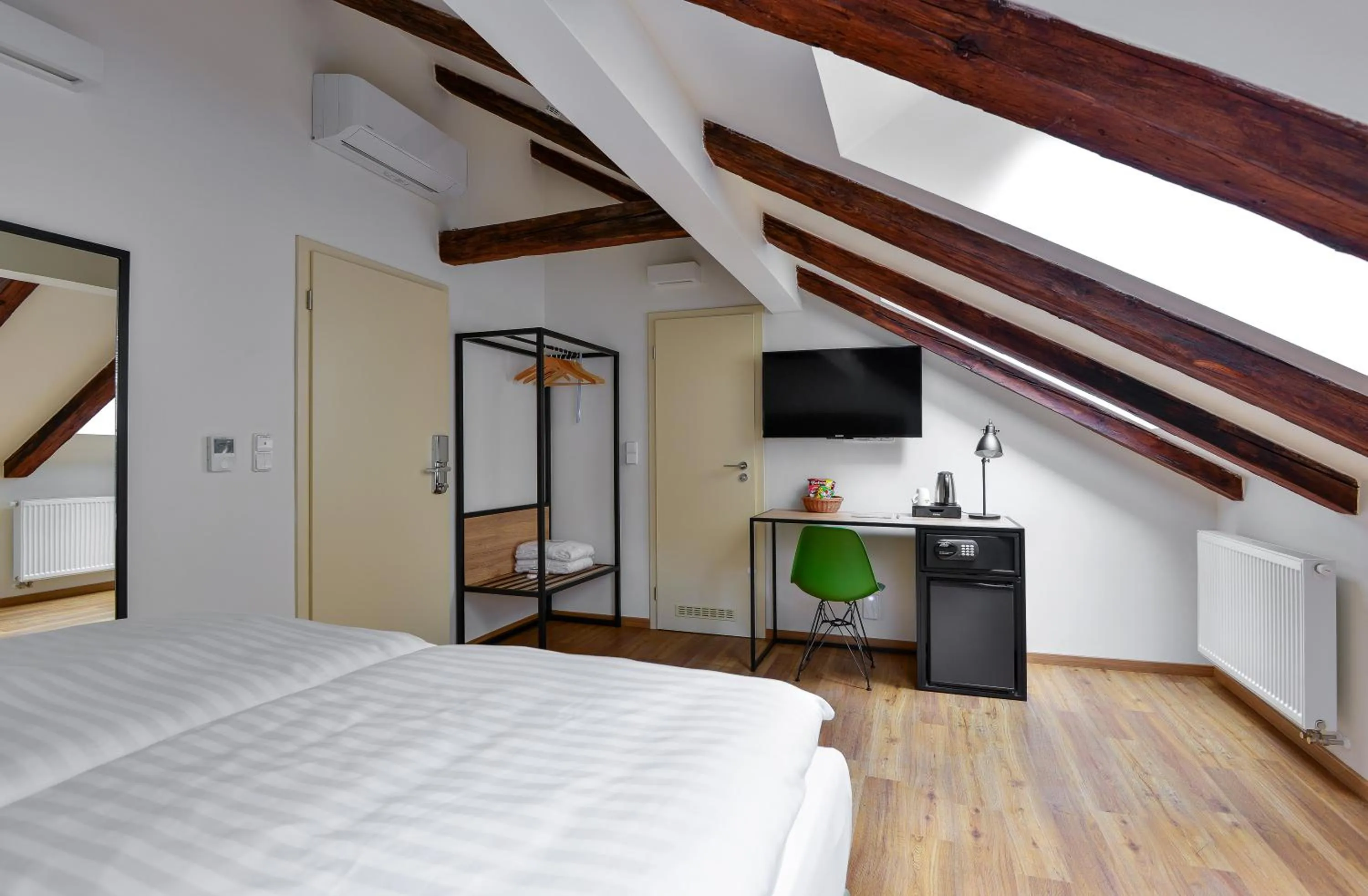 Bedroom, Bed in Hotel Garden Court