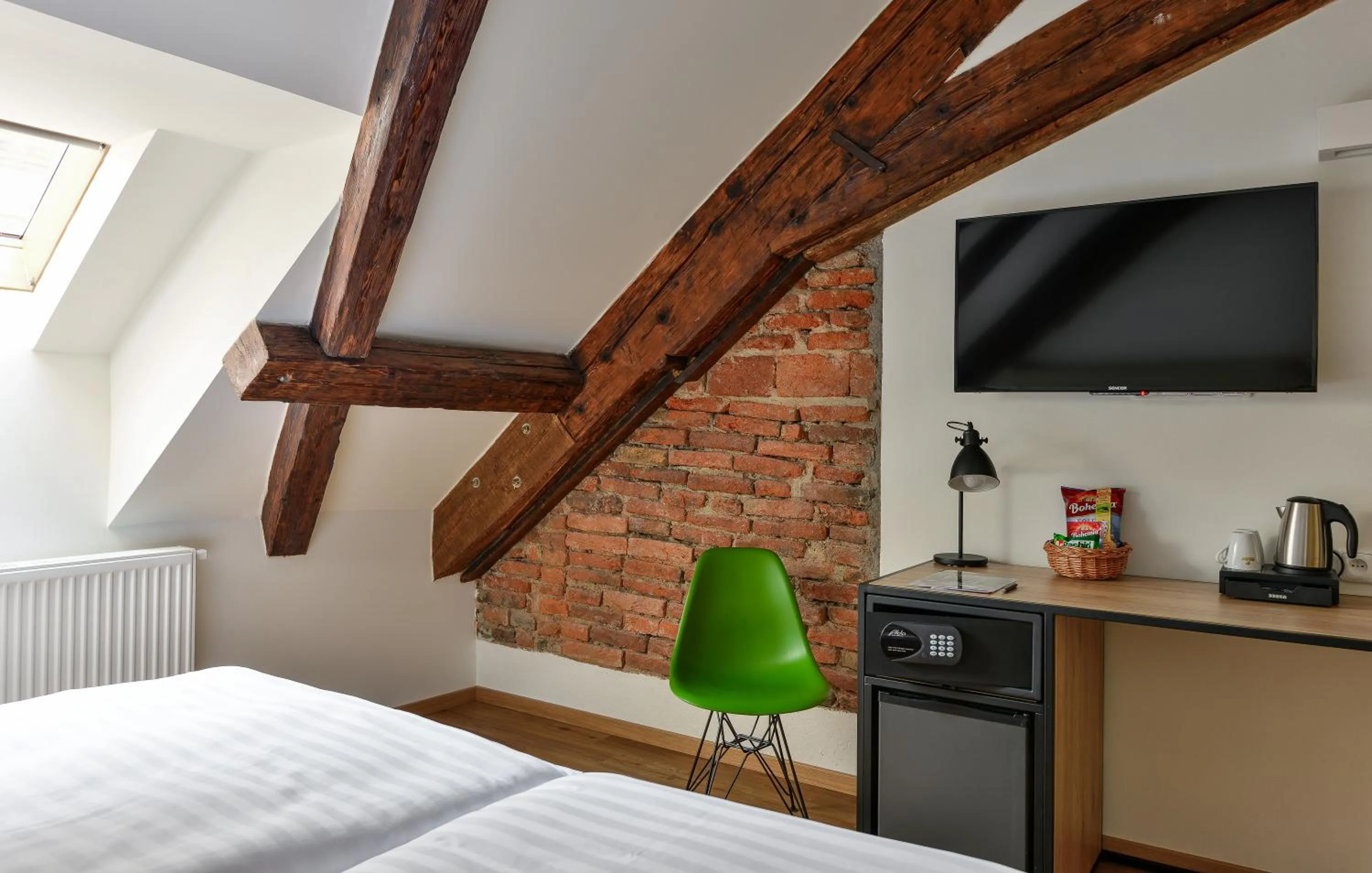 TV and multimedia, Bed in Hotel Garden Court