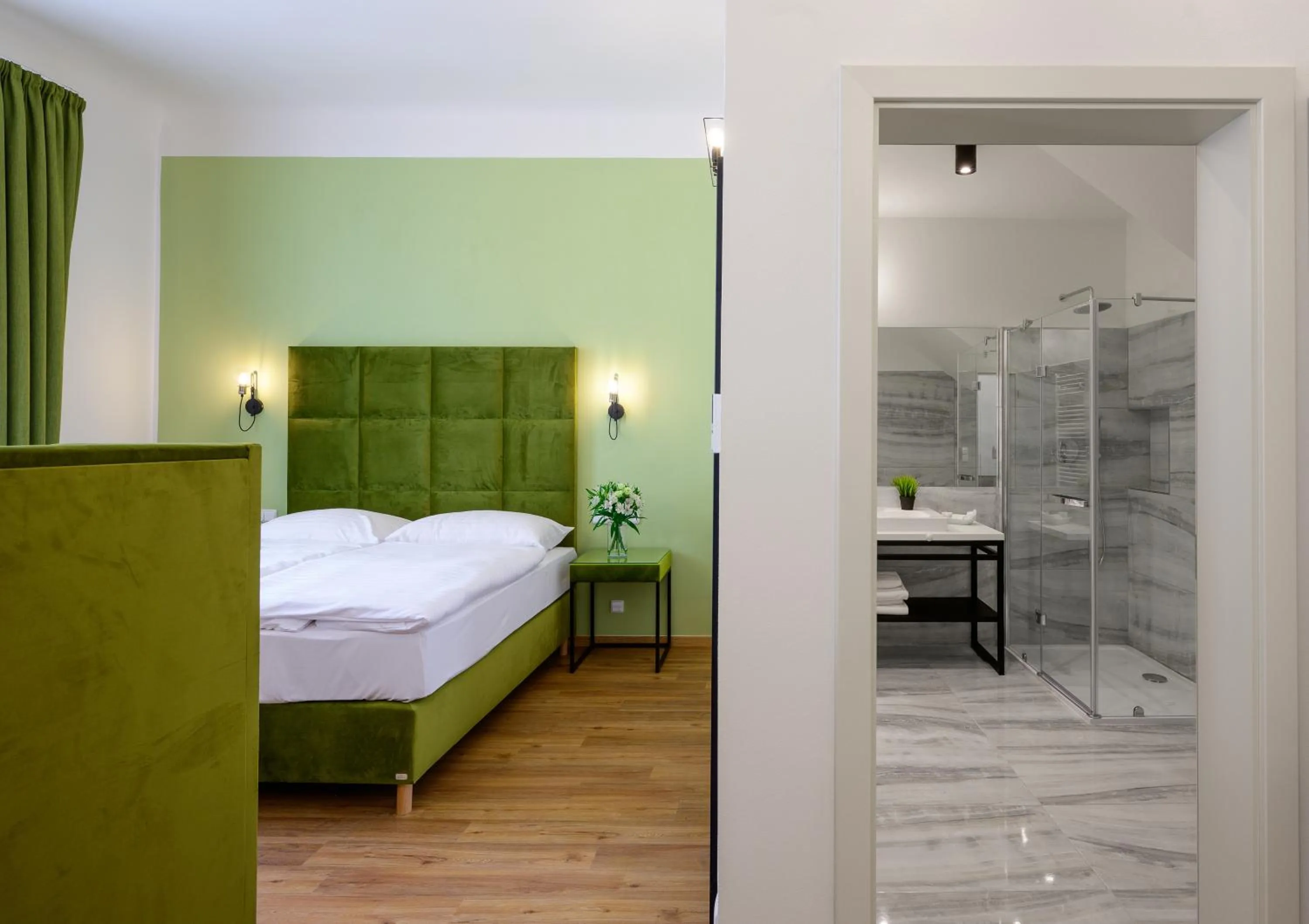 Bed in Hotel Garden Court