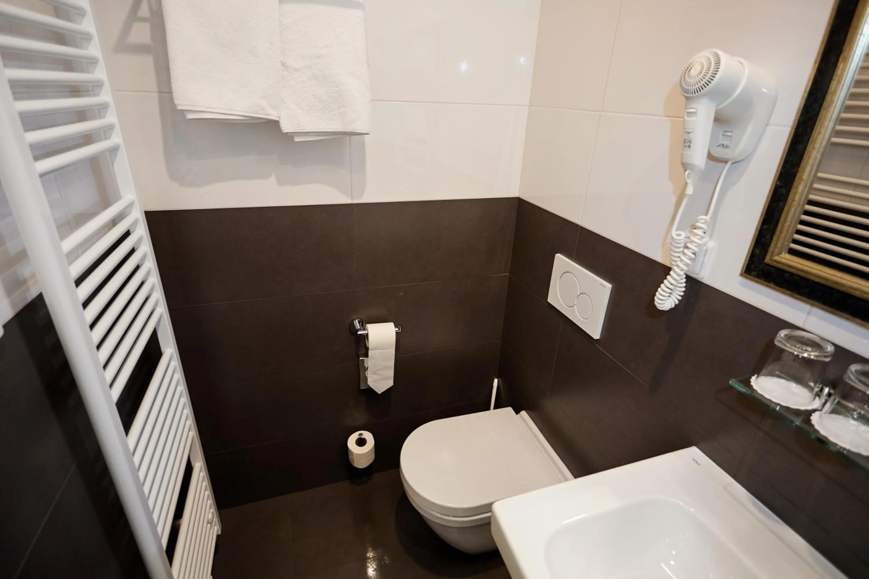 Toilet in Hotel Garden Court