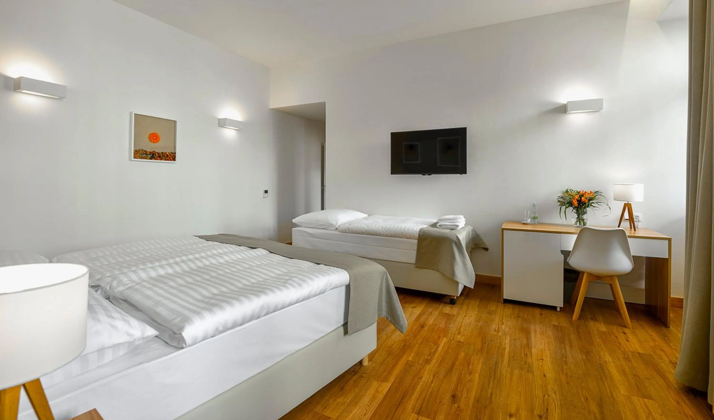 TV and multimedia, Bed in Hotel Garden Court