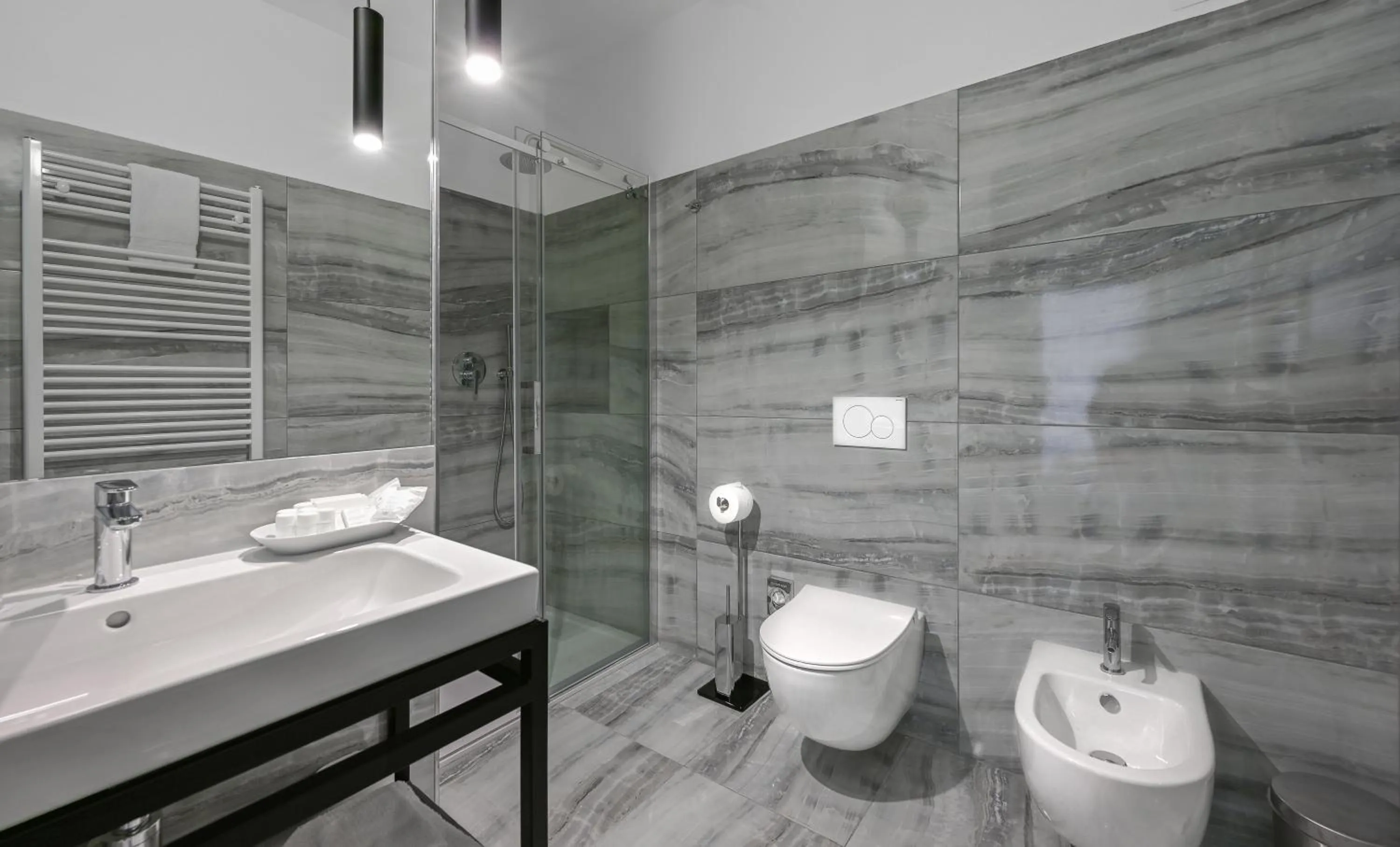 Shower in Hotel Garden Court