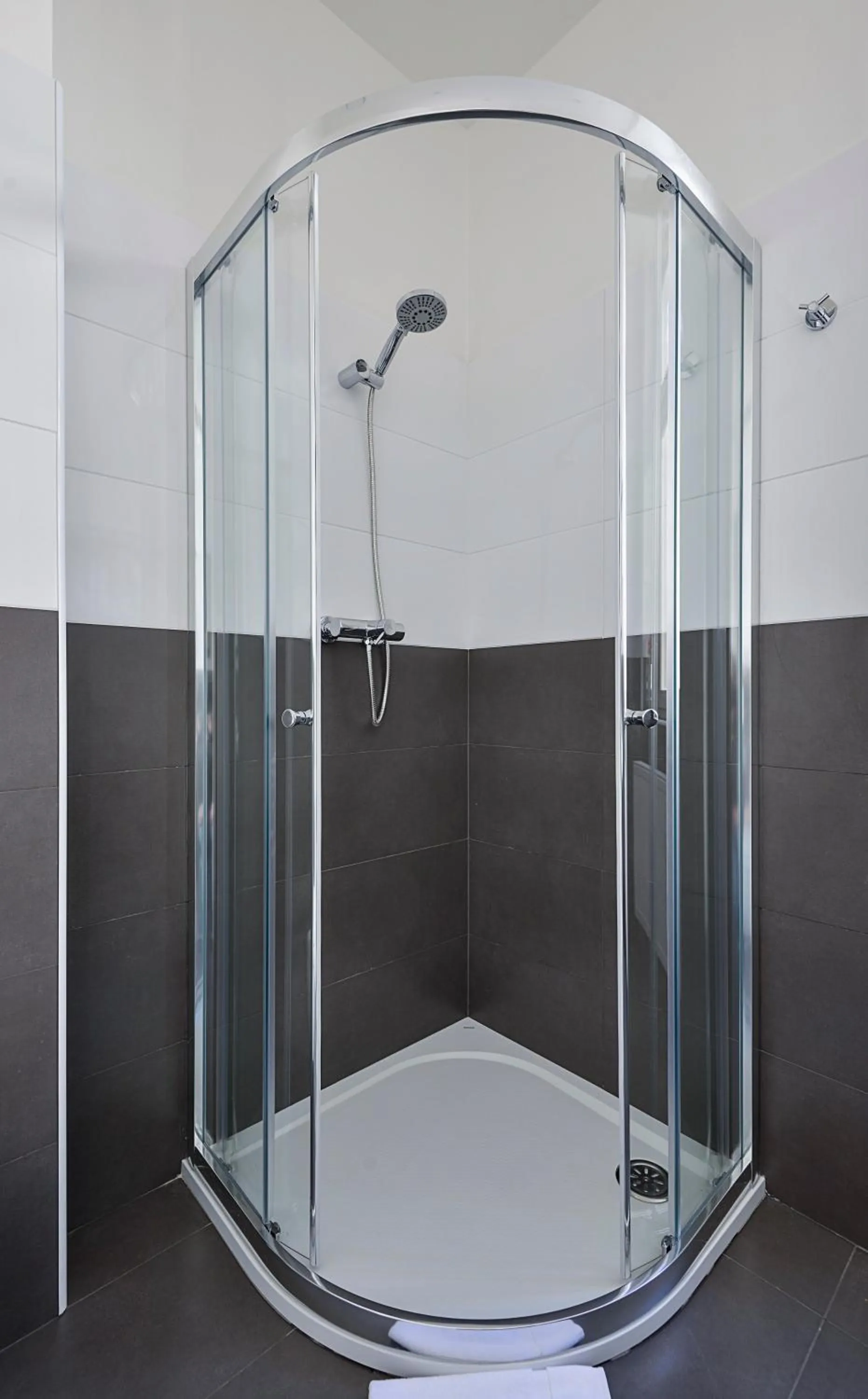 Shower in Hotel Garden Court