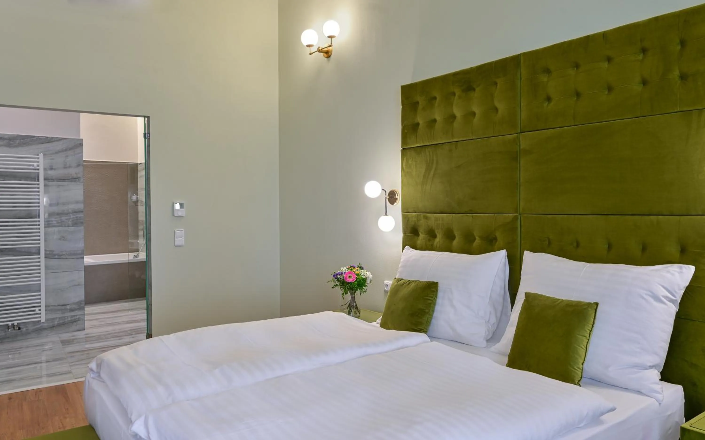 Bed in Hotel Garden Court