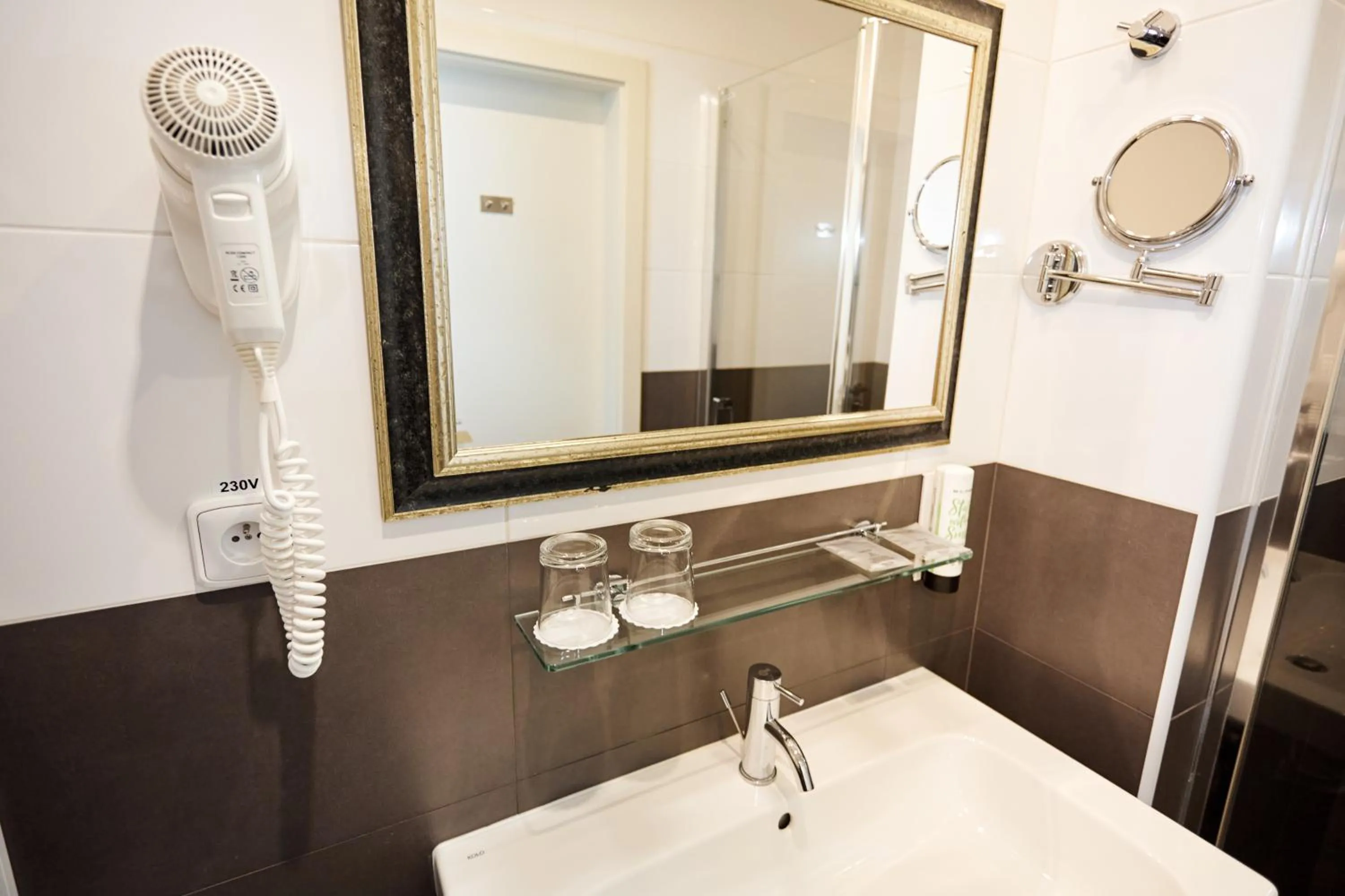 Bathroom in Hotel Garden Court