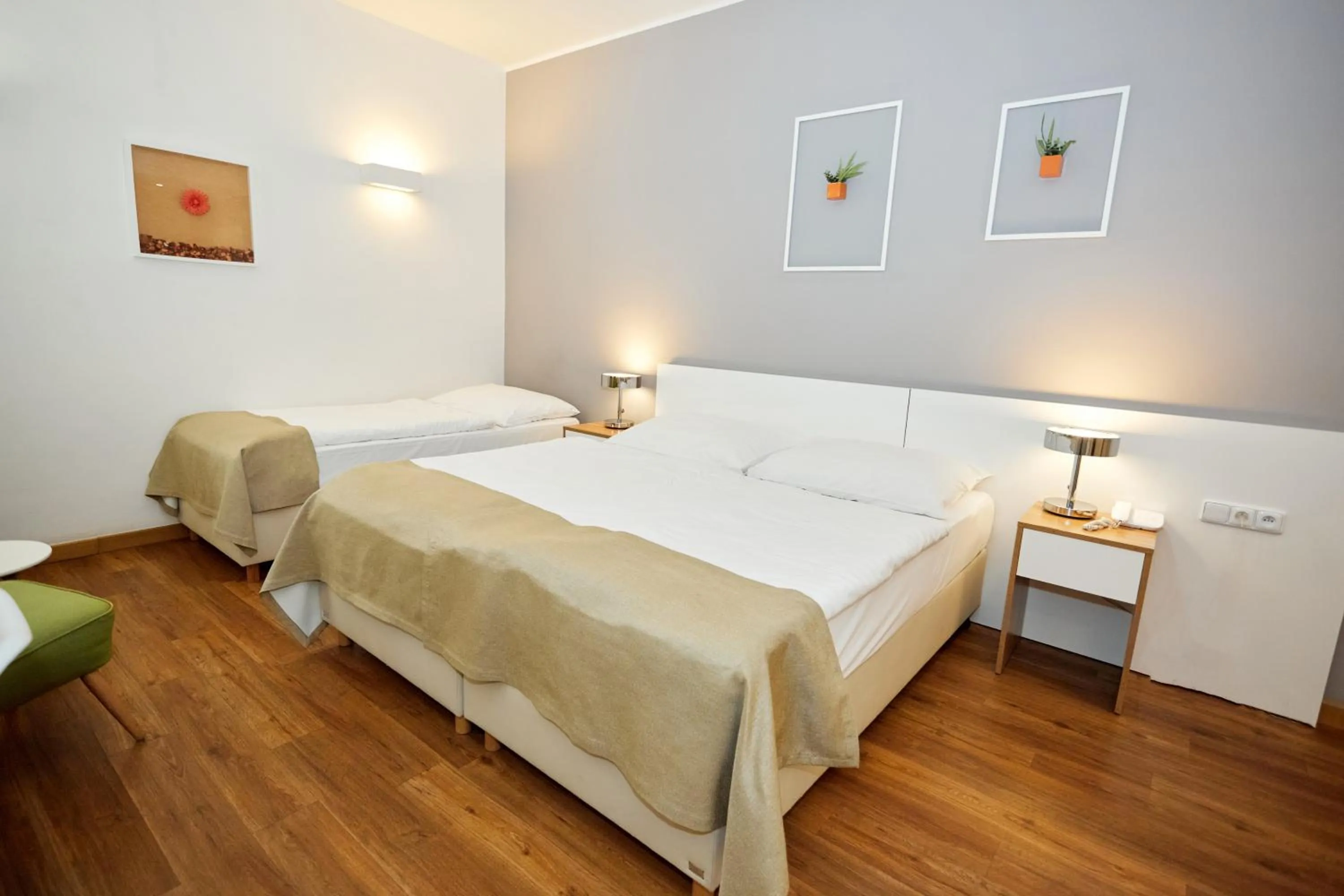 Bed in Hotel Garden Court