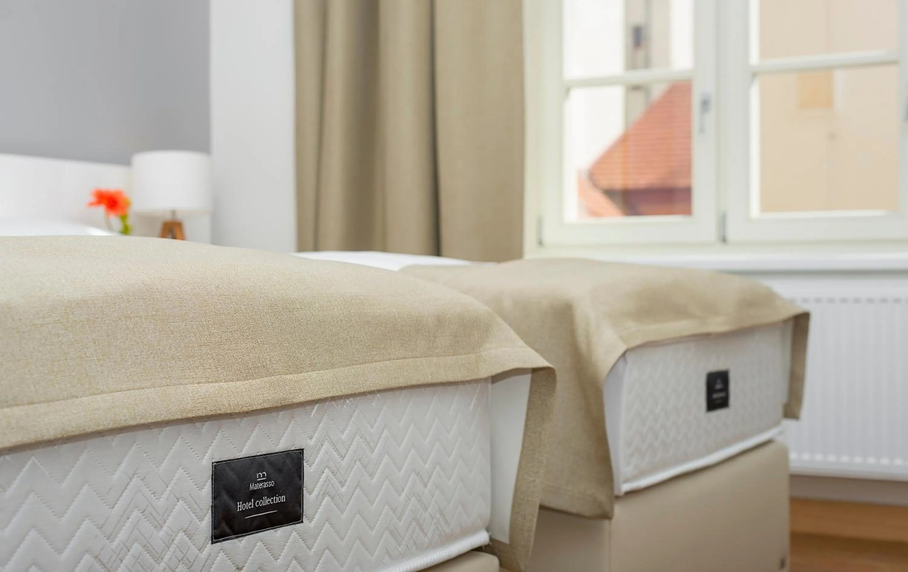 Logo/Certificate/Sign, Bed in Hotel Garden Court