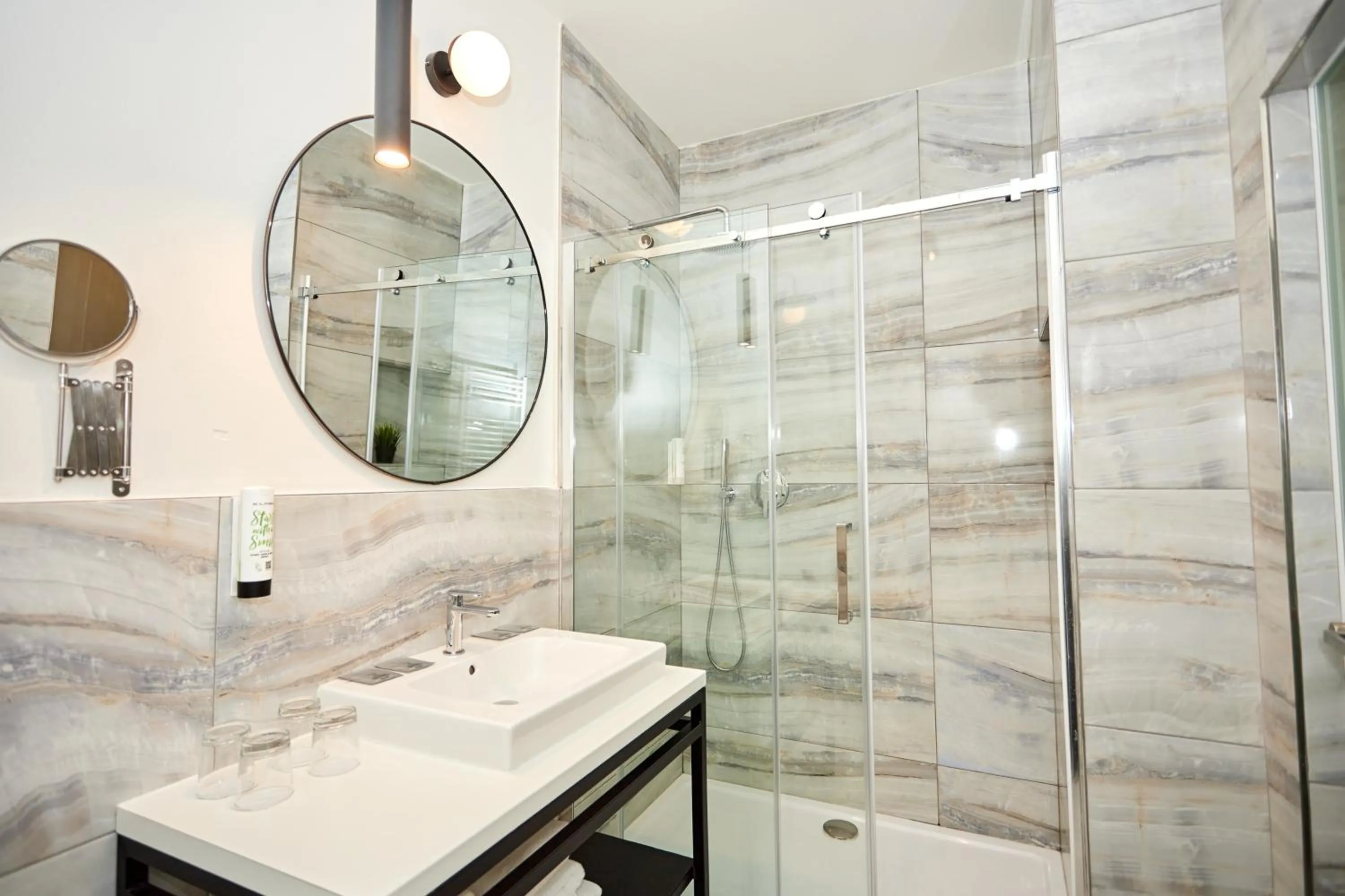 Shower in Hotel Garden Court