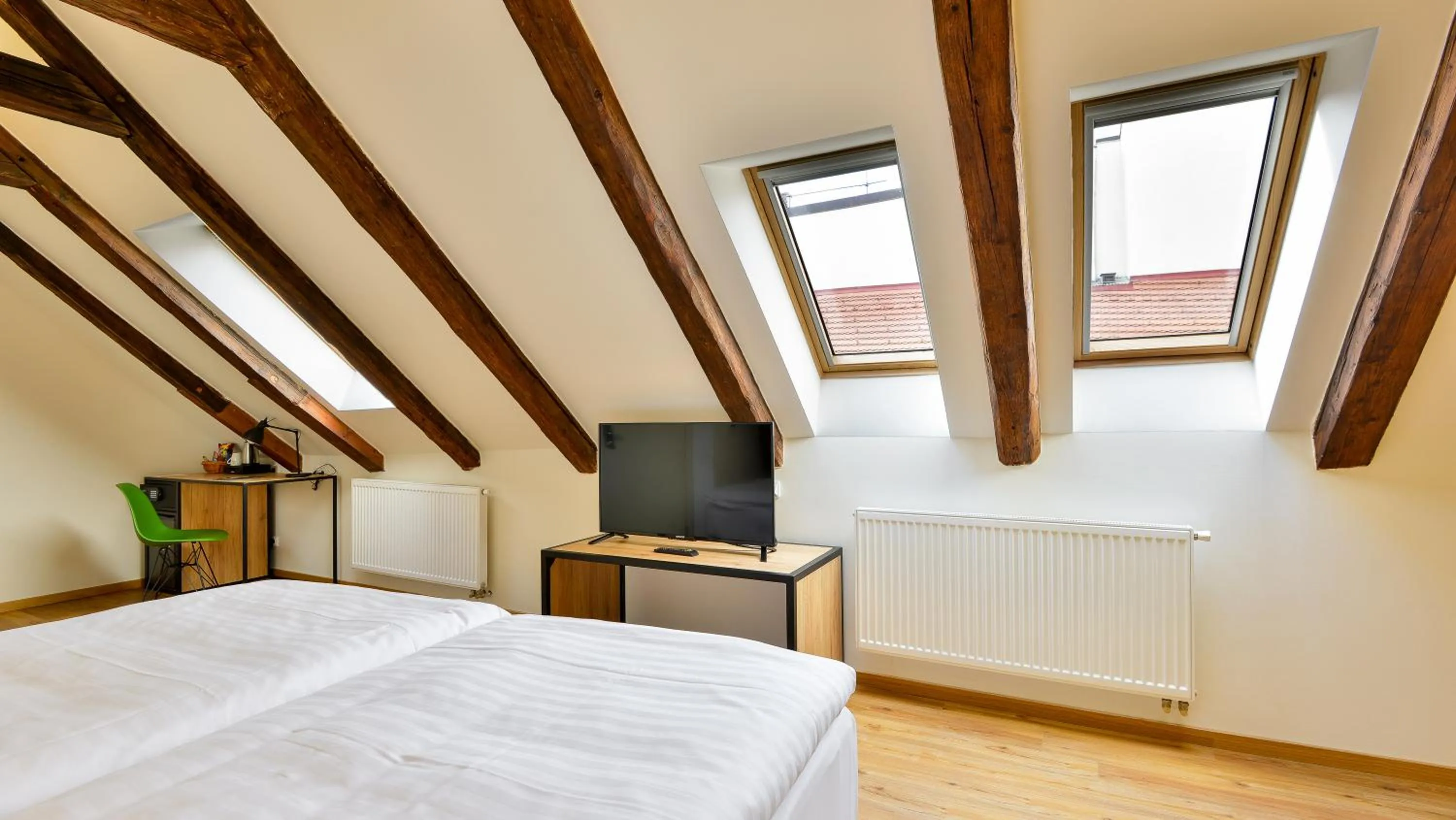 TV and multimedia, Bed in Hotel Garden Court