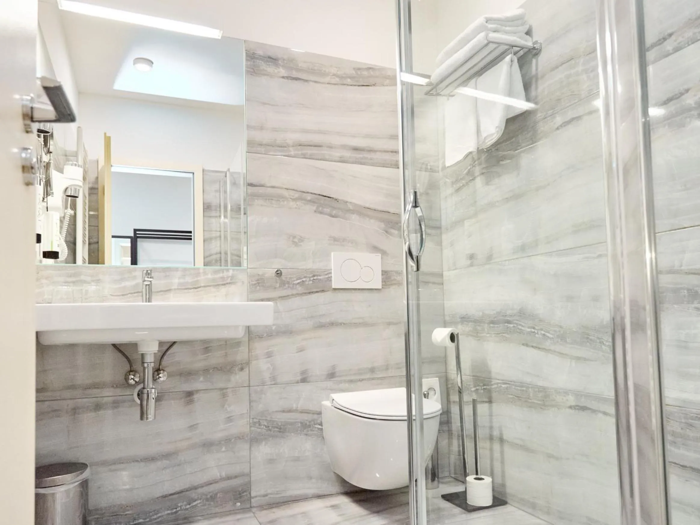 Shower in Hotel Garden Court