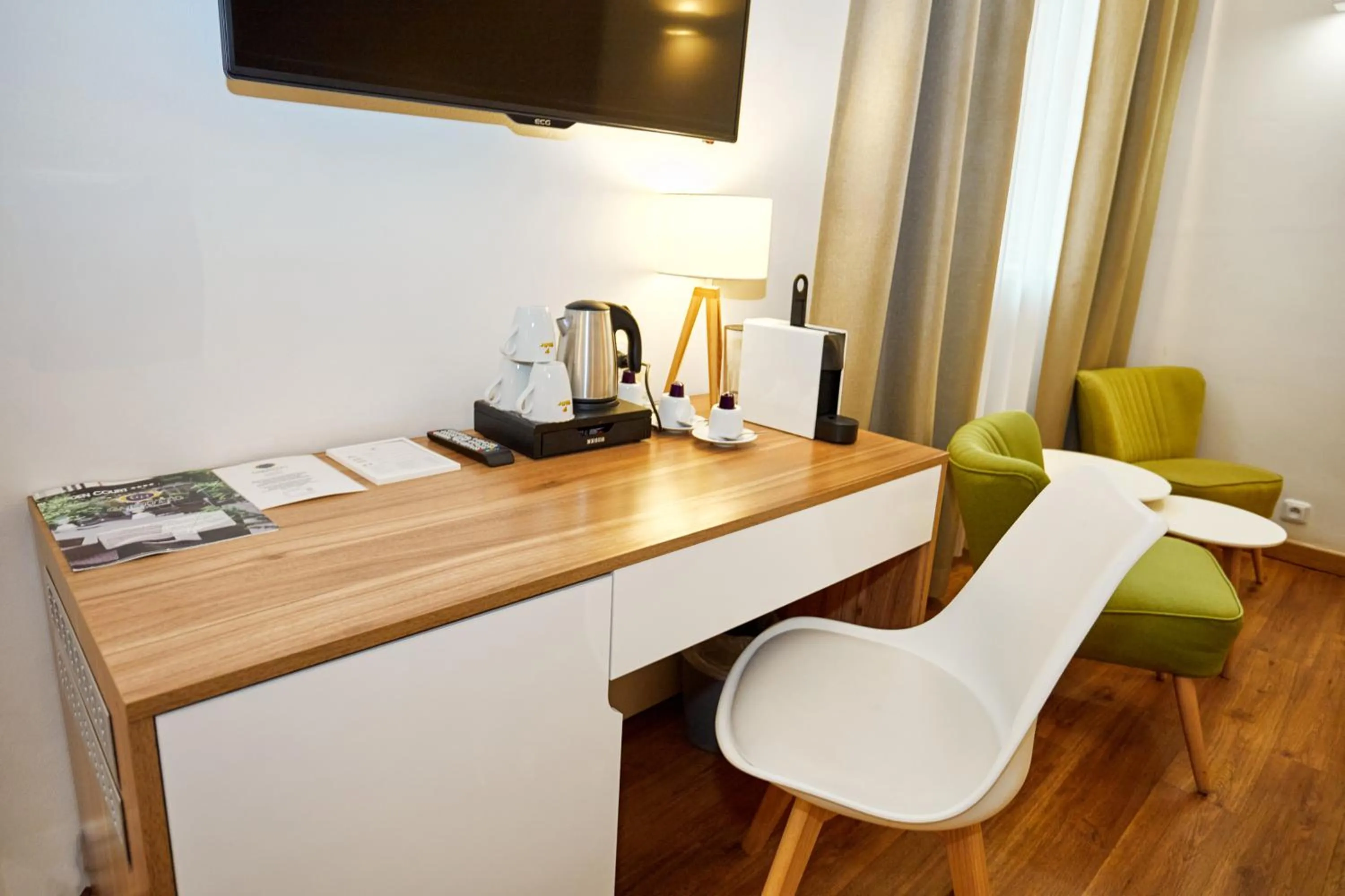 TV and multimedia in Hotel Garden Court