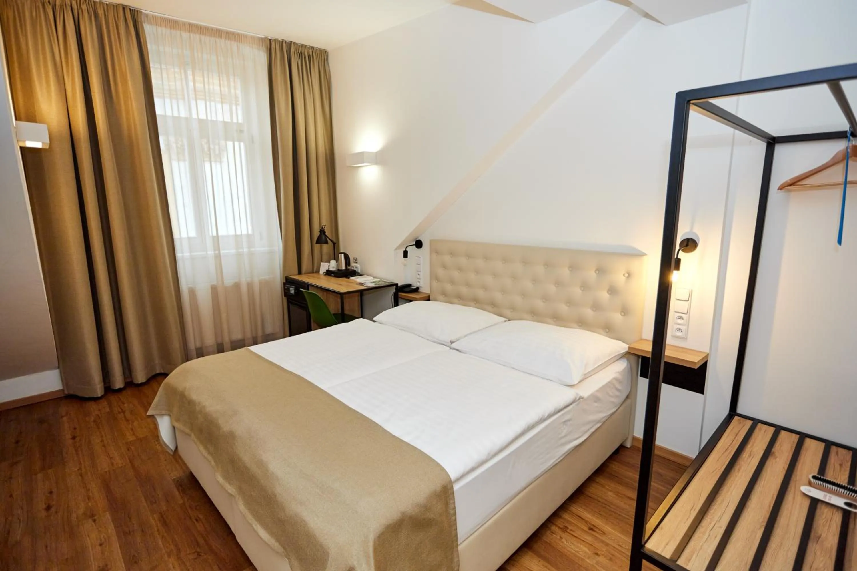 Bed in Hotel Garden Court