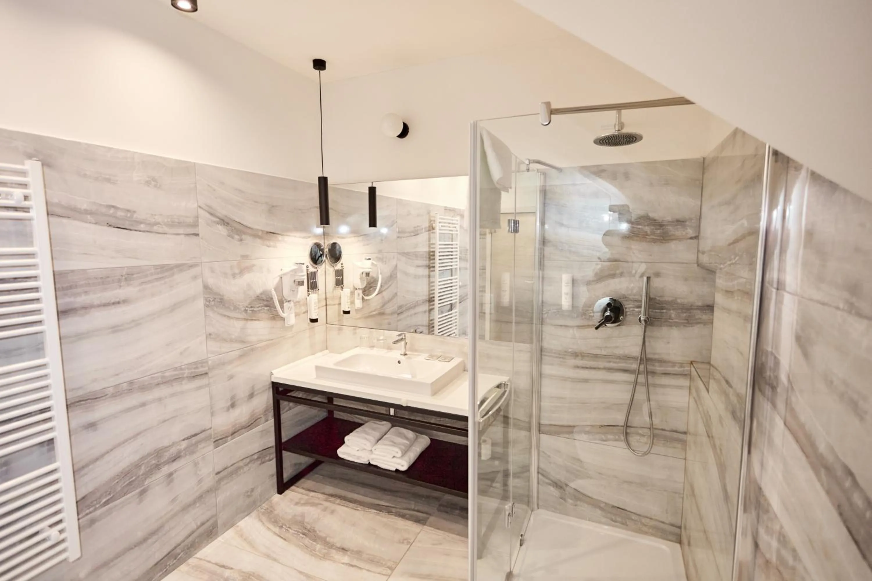 Shower in Hotel Garden Court