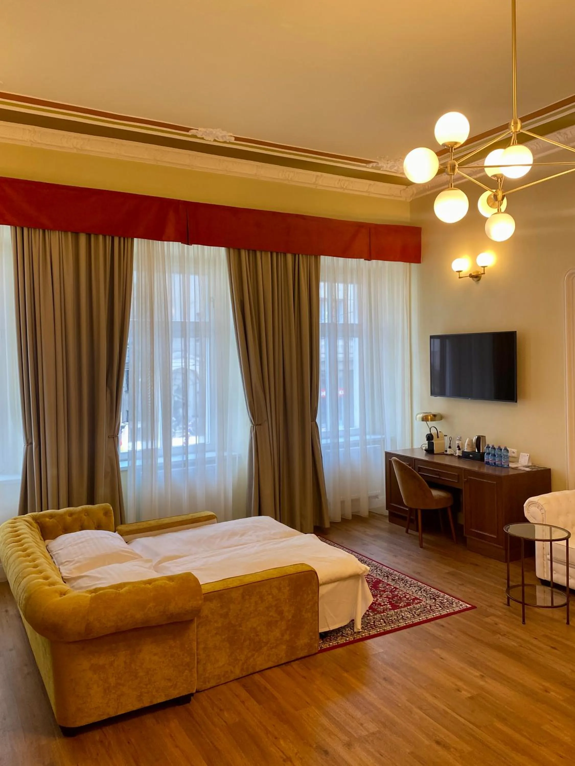 TV and multimedia, Bed in Hotel Garden Court