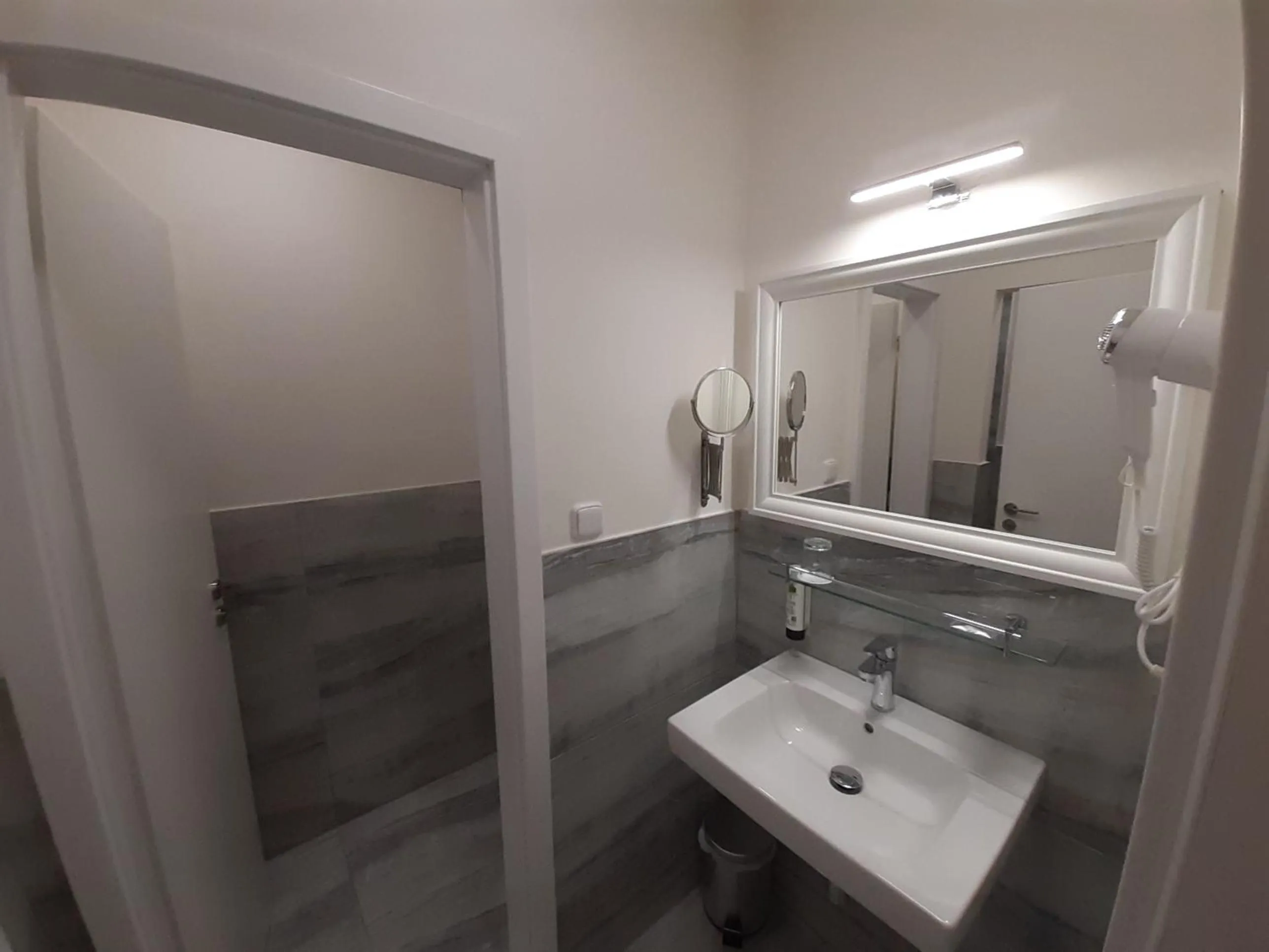 Toilet in Hotel Garden Court