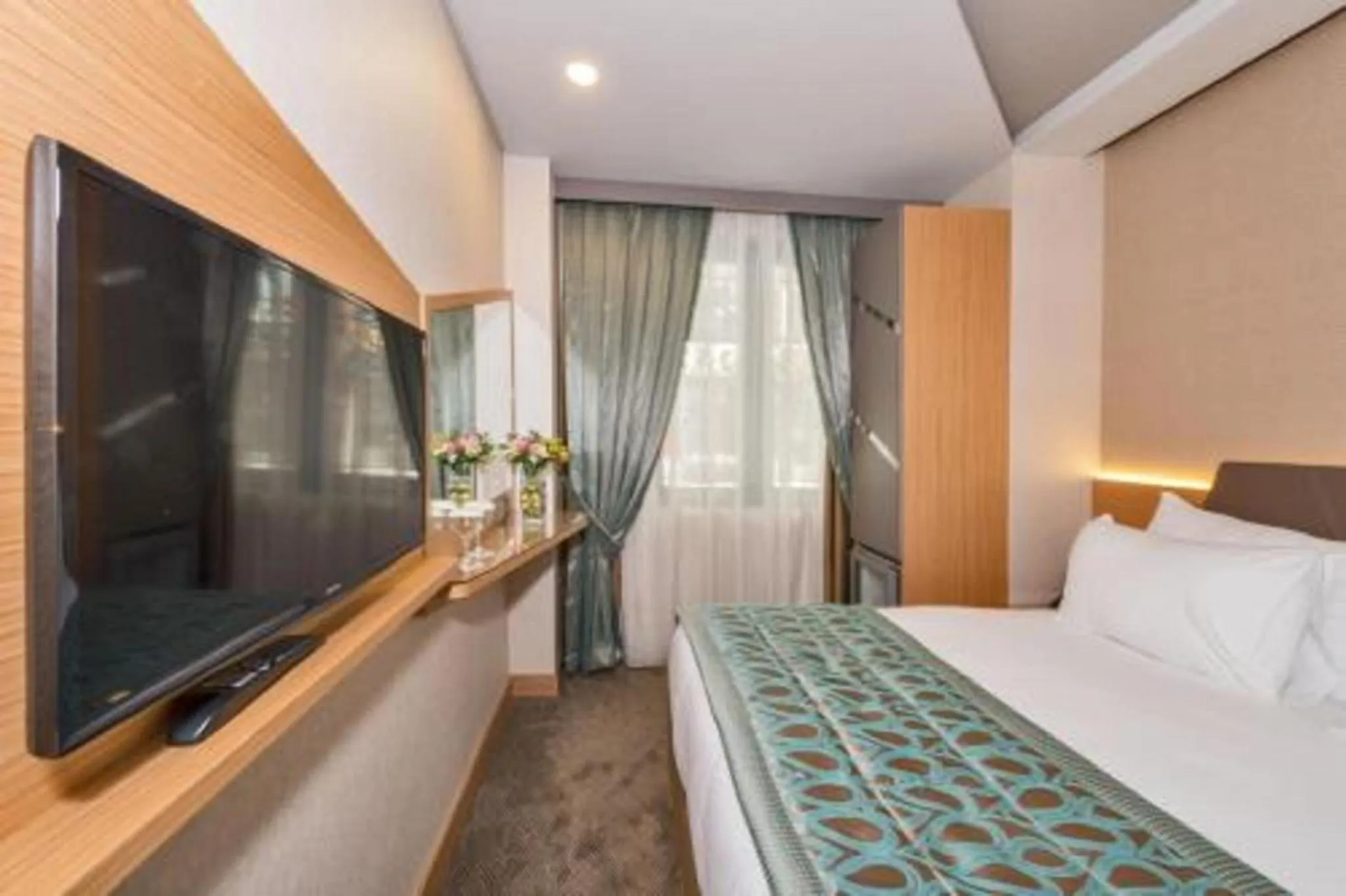 Communal lounge/ TV room, Bed in Hotel Genova Istanbul Old City