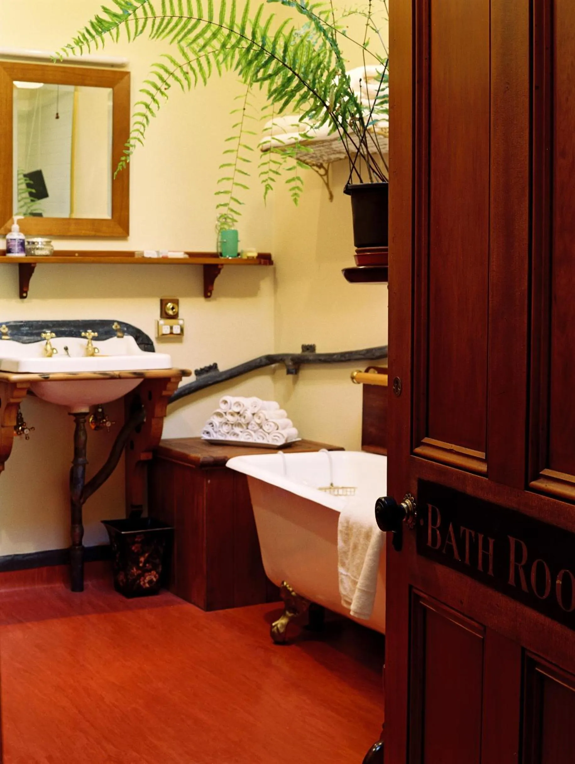 Bathroom, Bed in Braemar On Parliament St