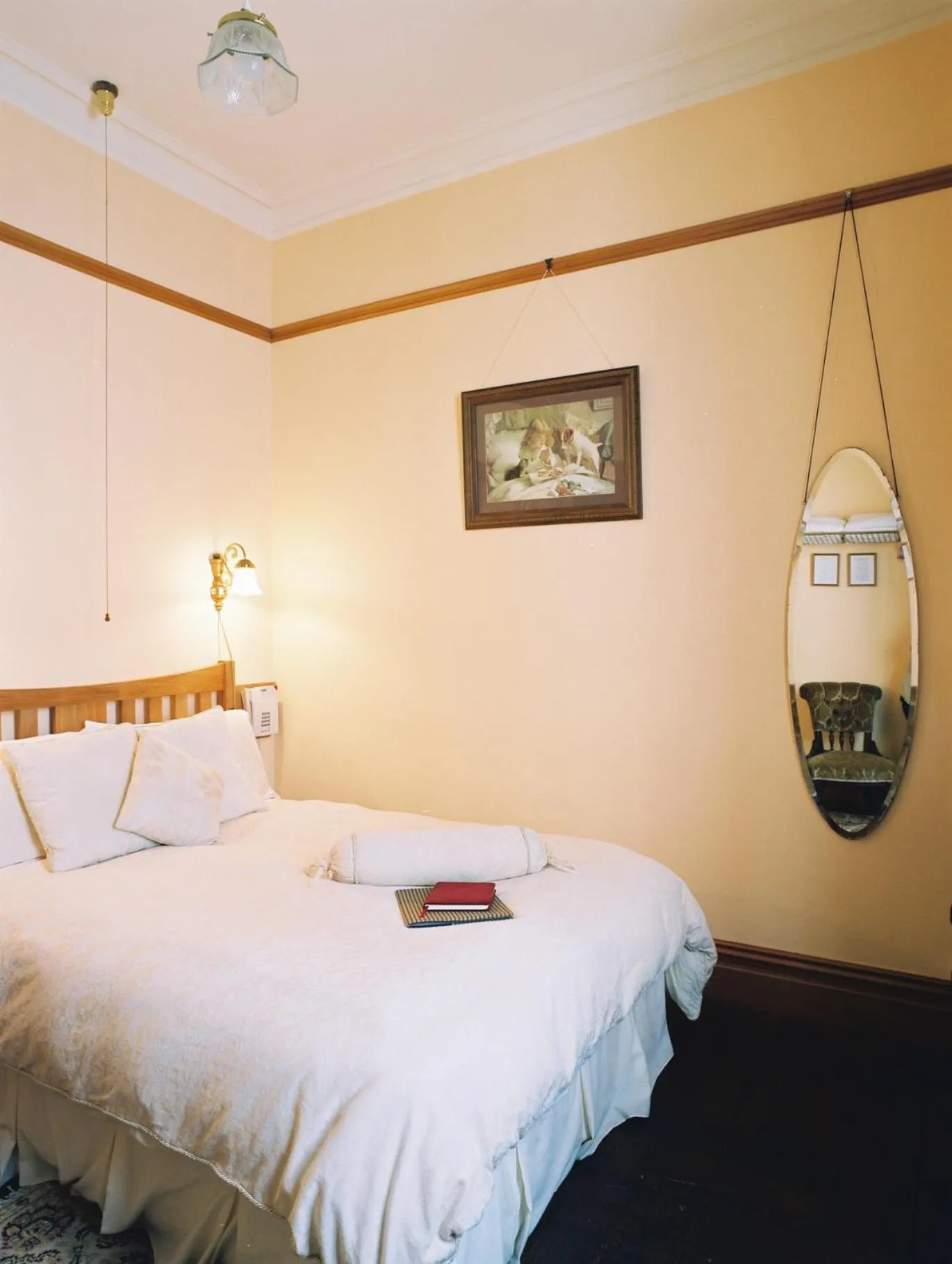 Bed in Braemar On Parliament St