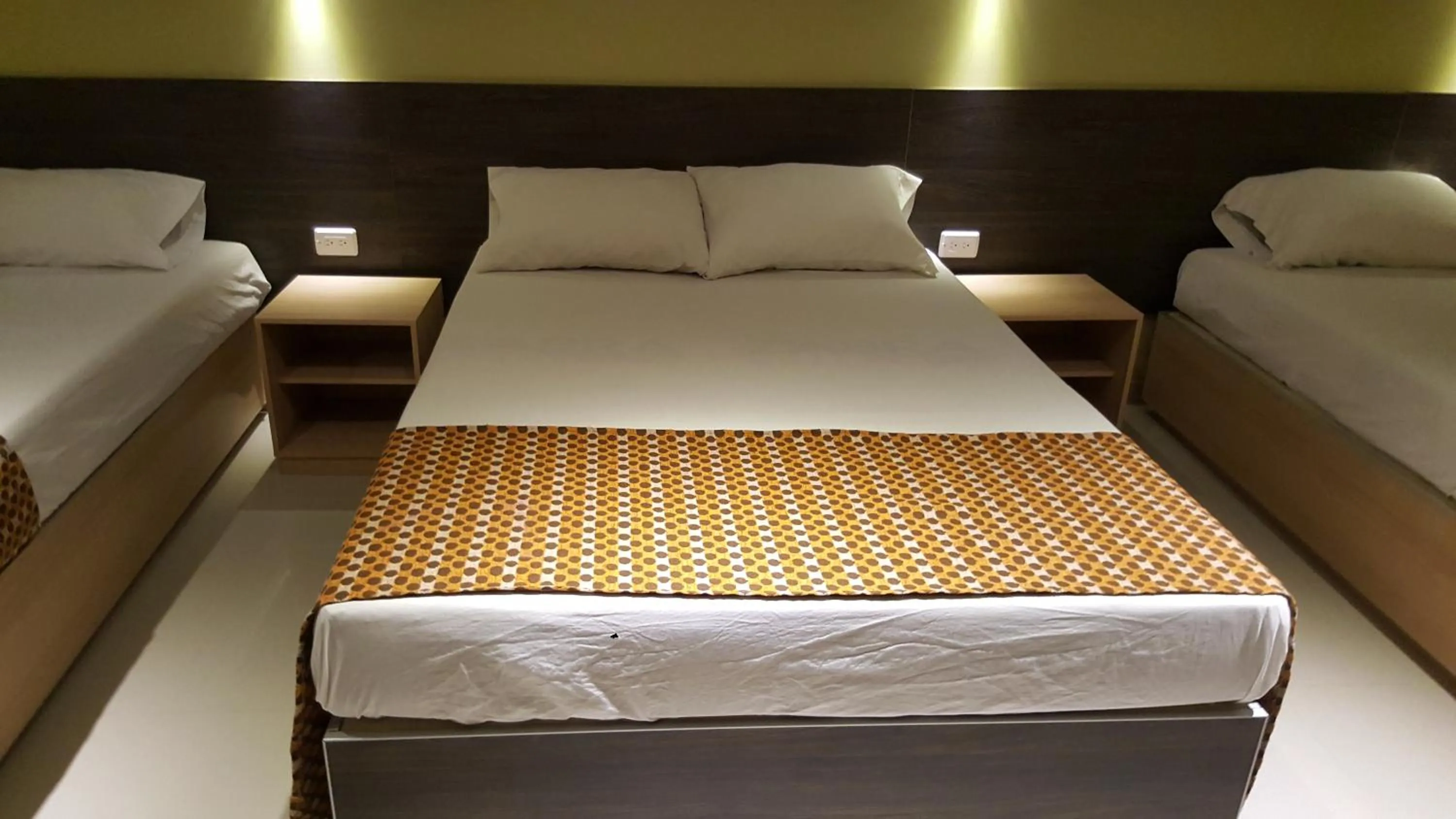 Shower, Bed in Hotel 56 Avenue Plaza