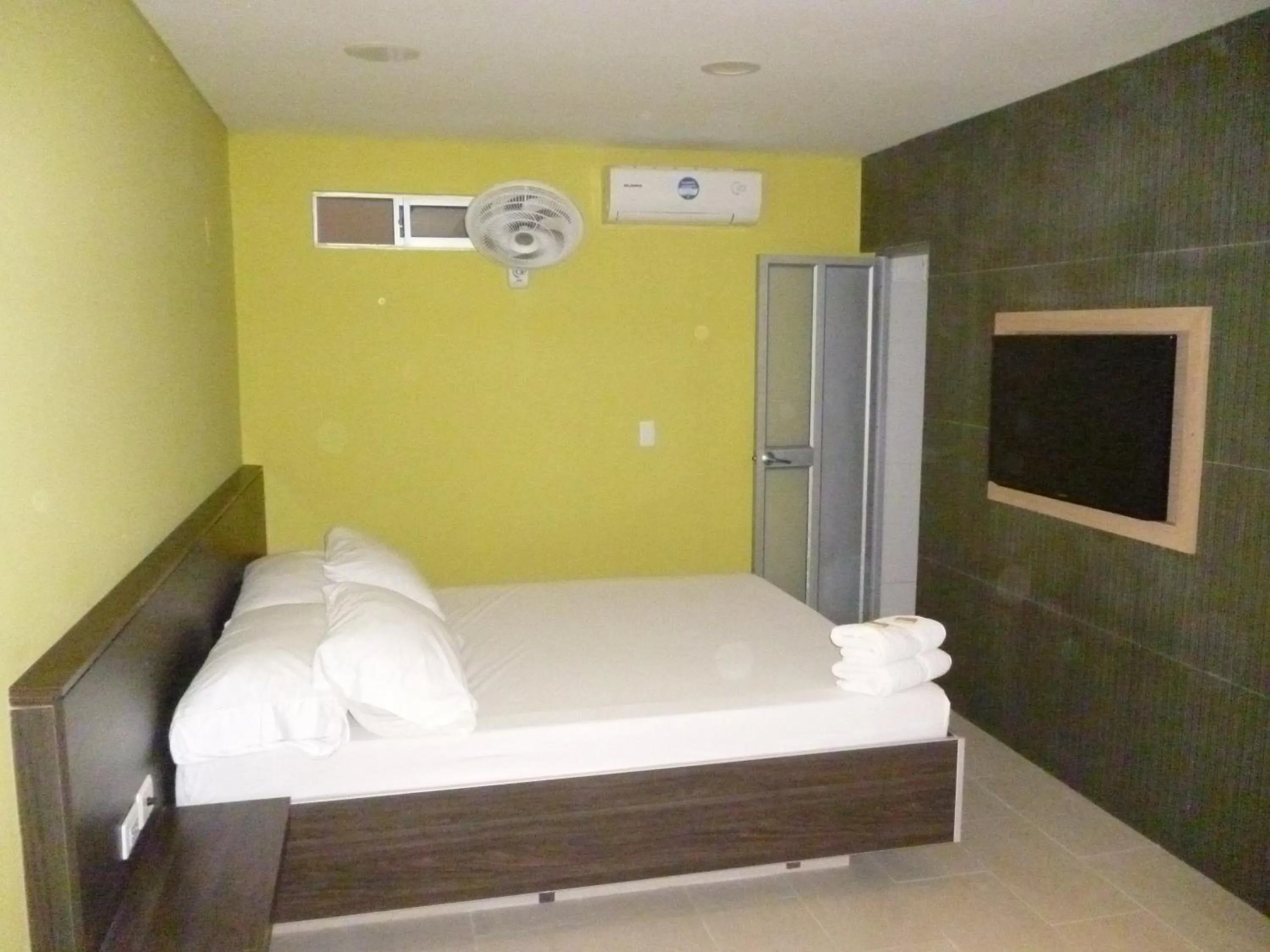 Staff, Bed in Hotel 56 Avenue Plaza