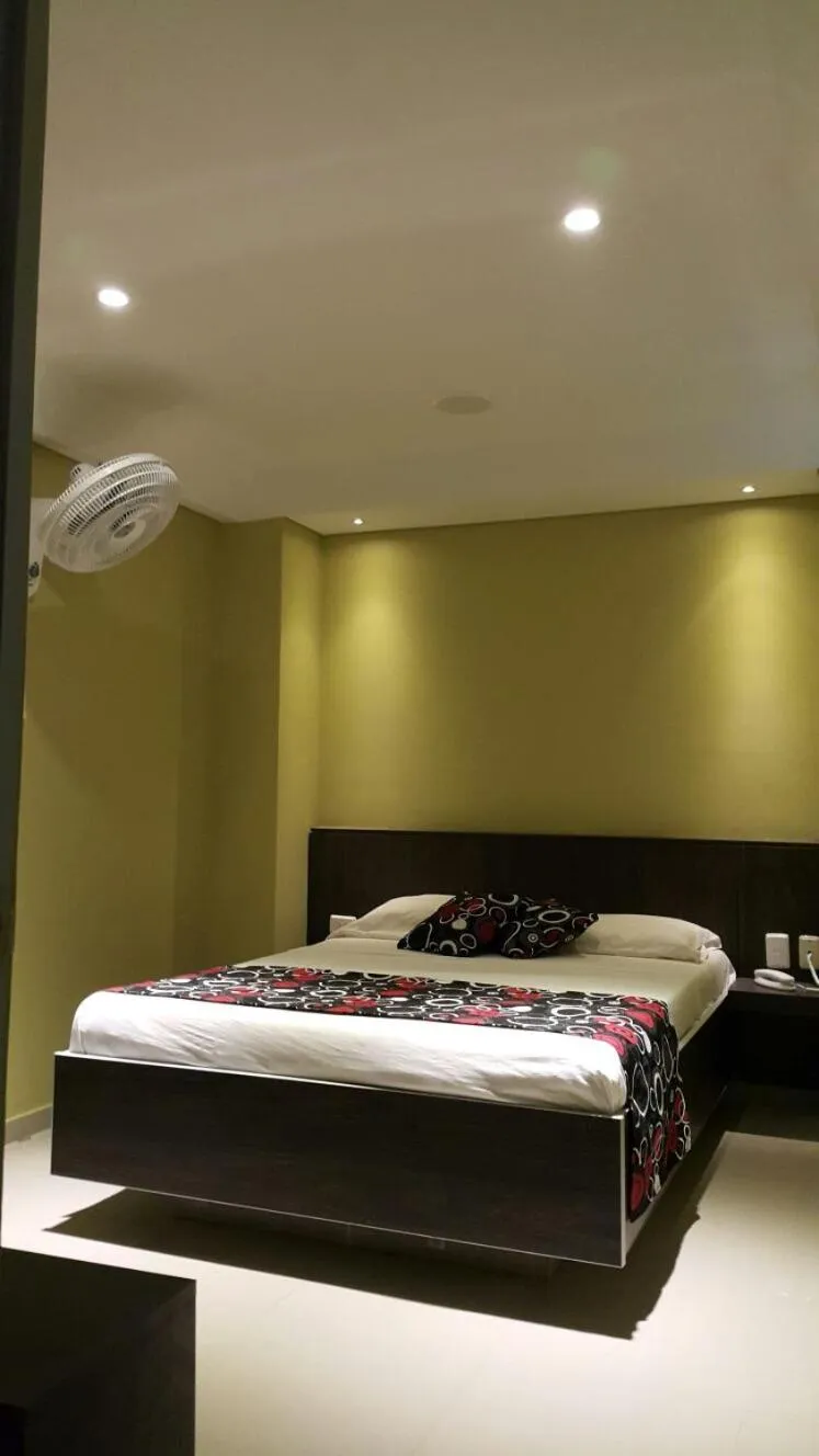 Staff, Bed in Hotel 56 Avenue Plaza