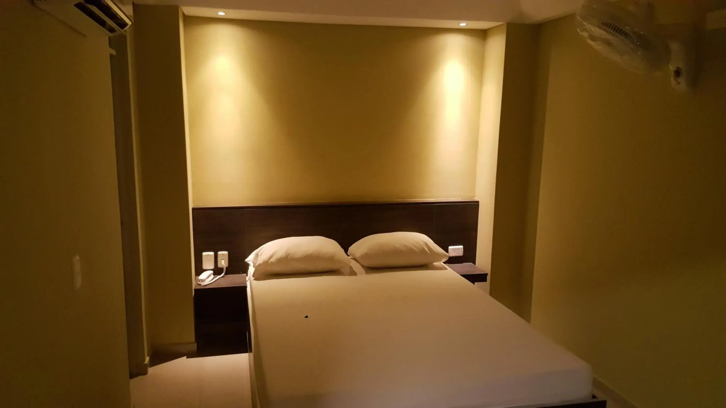 Standard Double Room with Fan - single occupancy in Hotel 56 Avenue Plaza Standard Double Room with Fan - single occupancy in Hotel 56 Avenue Plaza