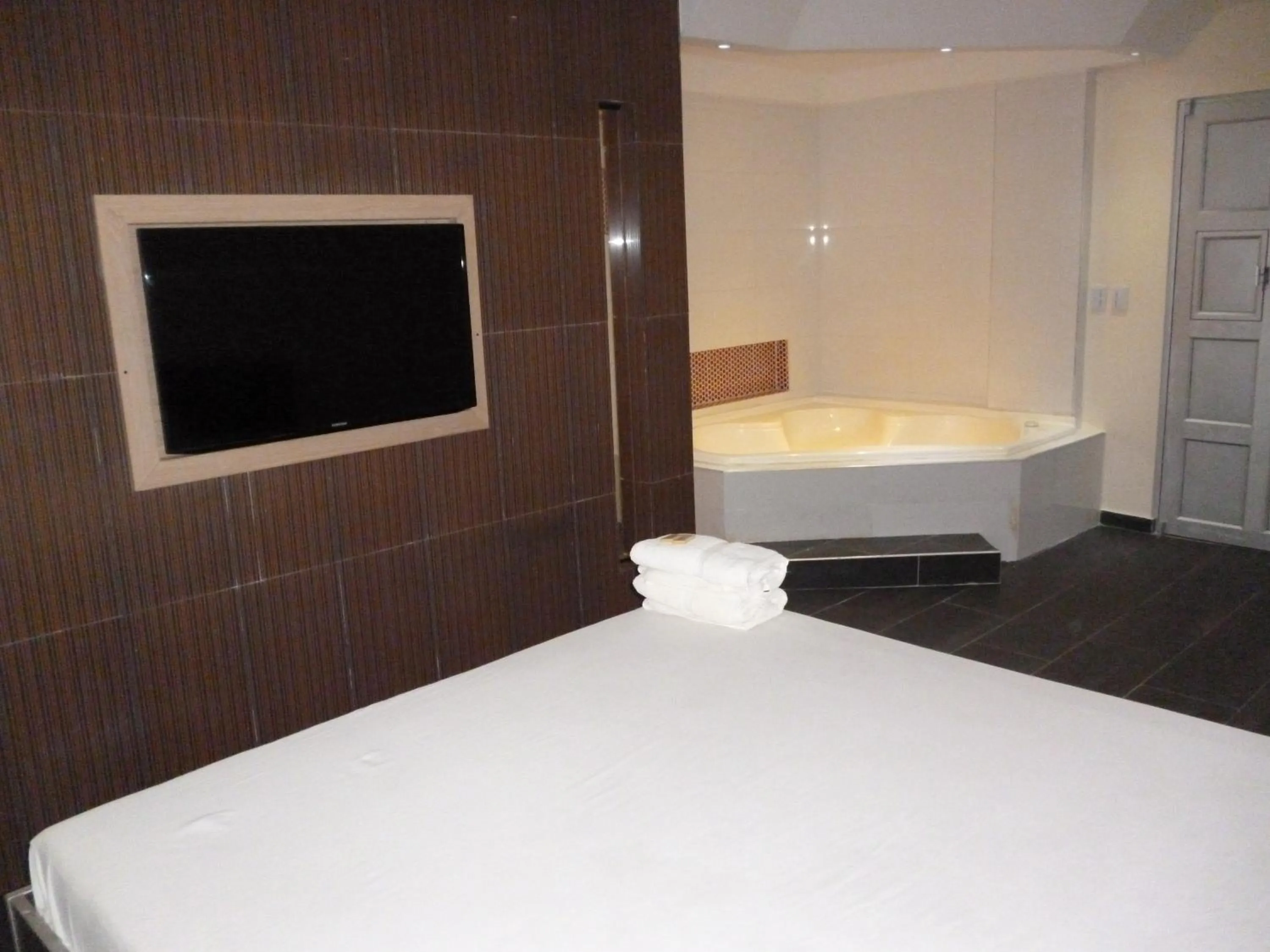 Hot Tub, Bed in Hotel 56 Avenue Plaza