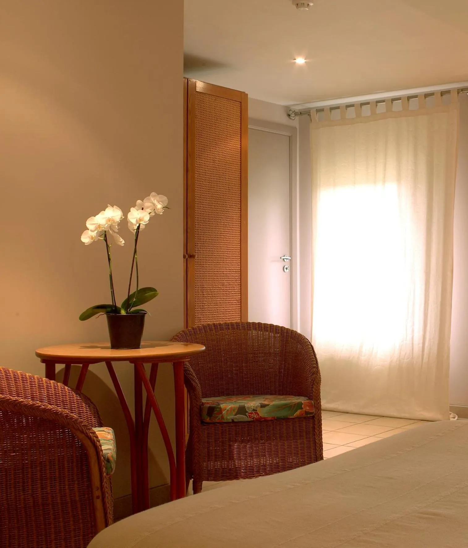 Seating area, Bed in Hotel Le Beau Séjour