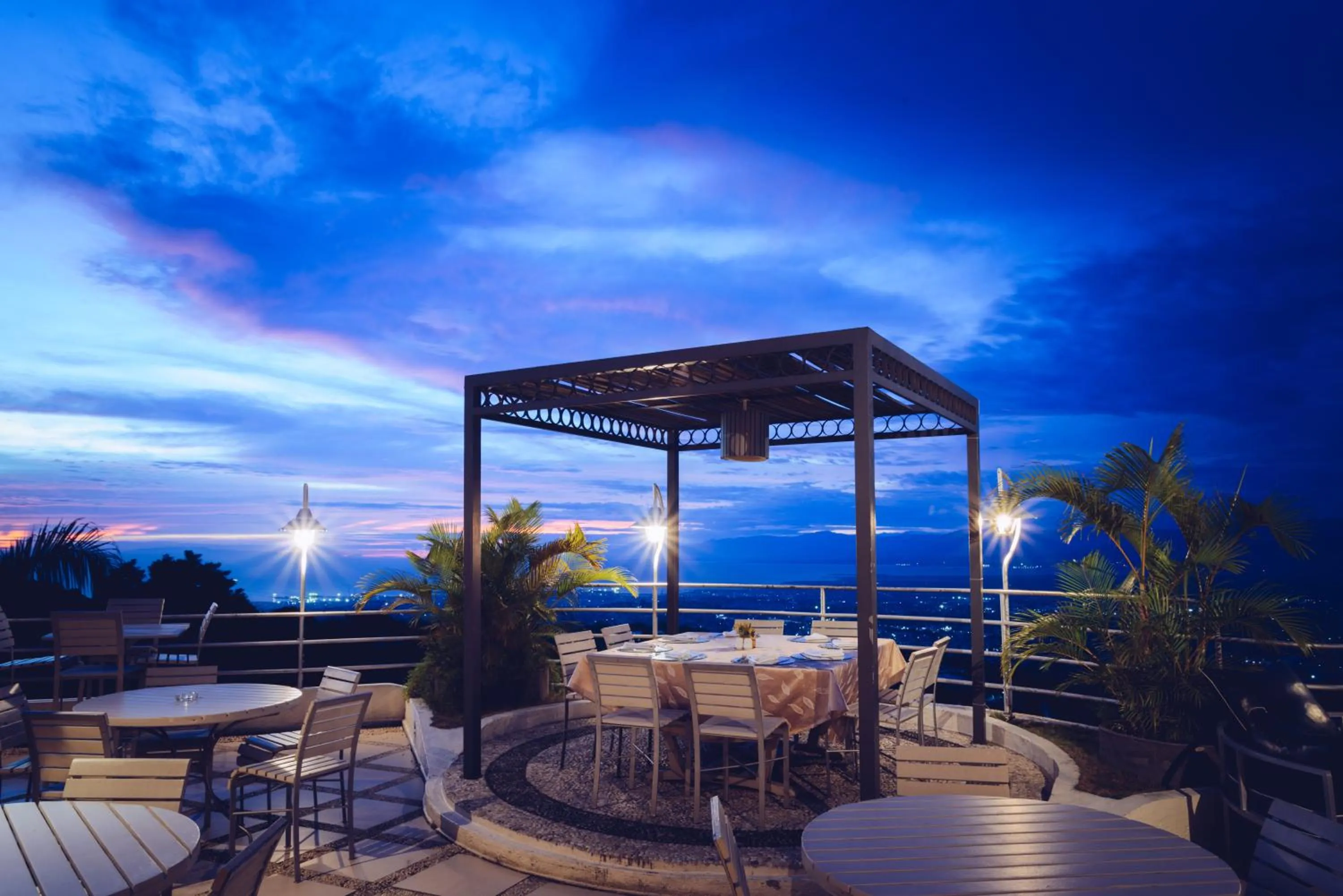 Night in Hotel Montana