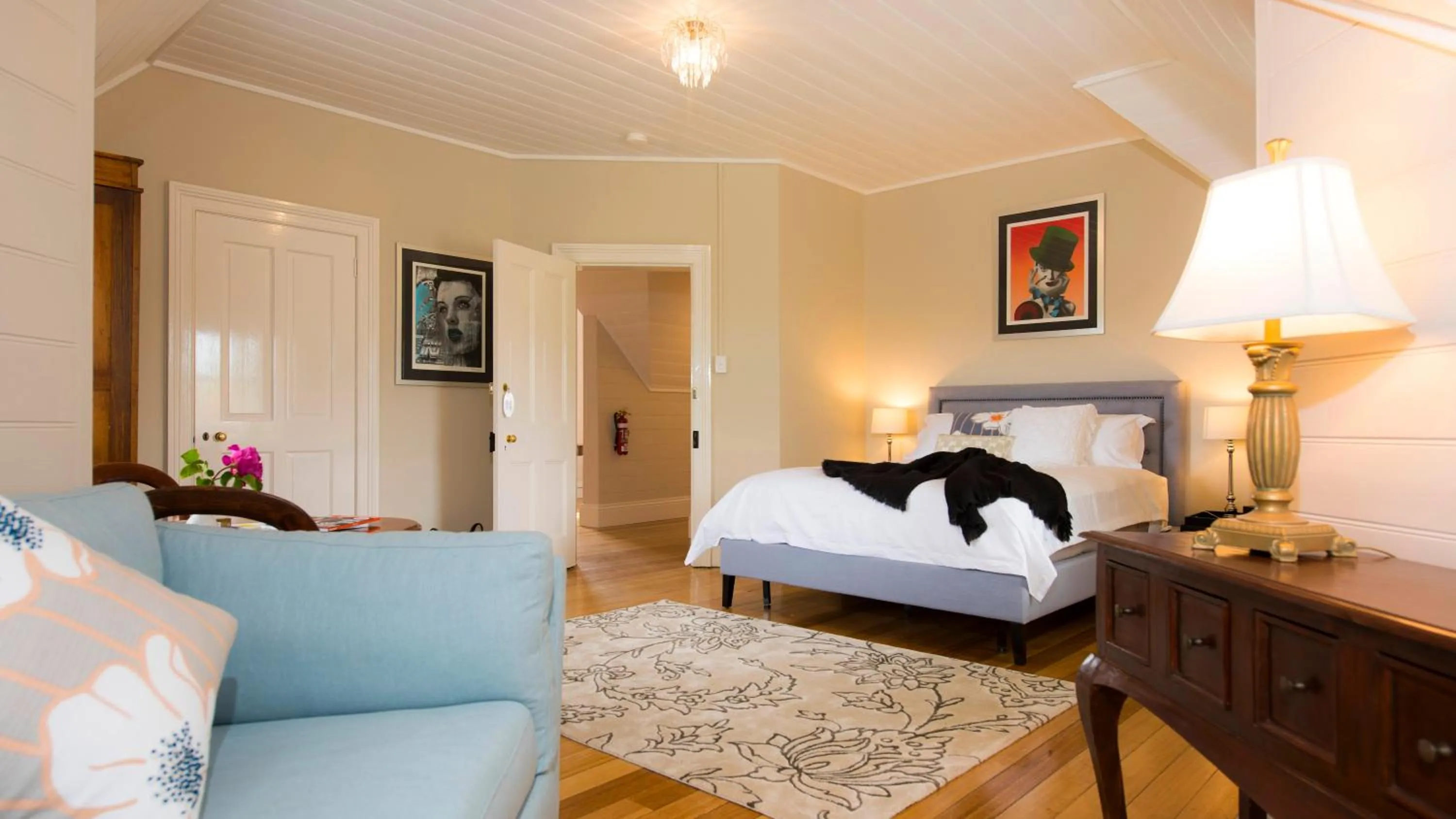 Photo of the whole room, Bed in Arcoona Manor