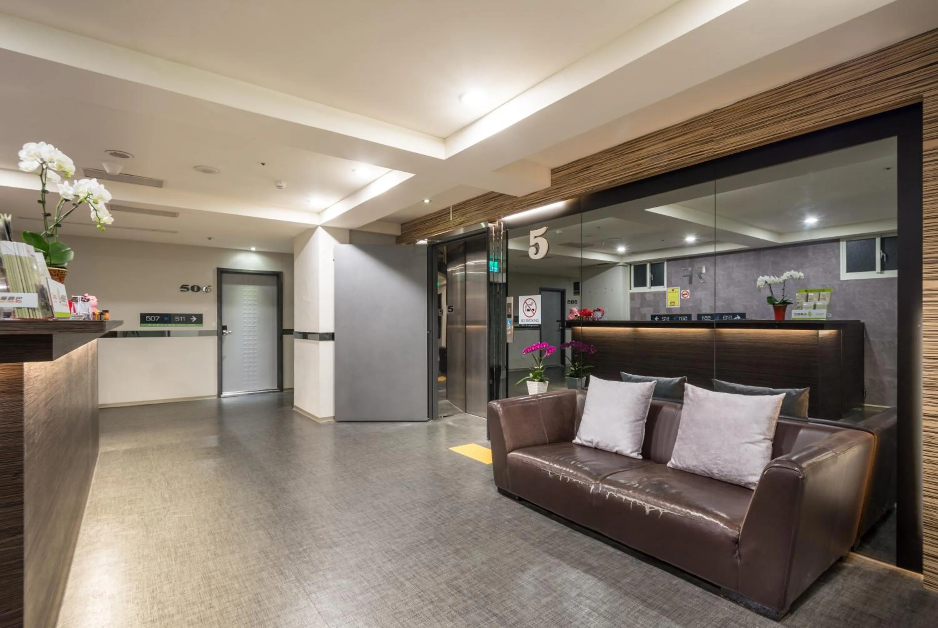 Lobby or reception in 慶城商旅Urbanone Hotel