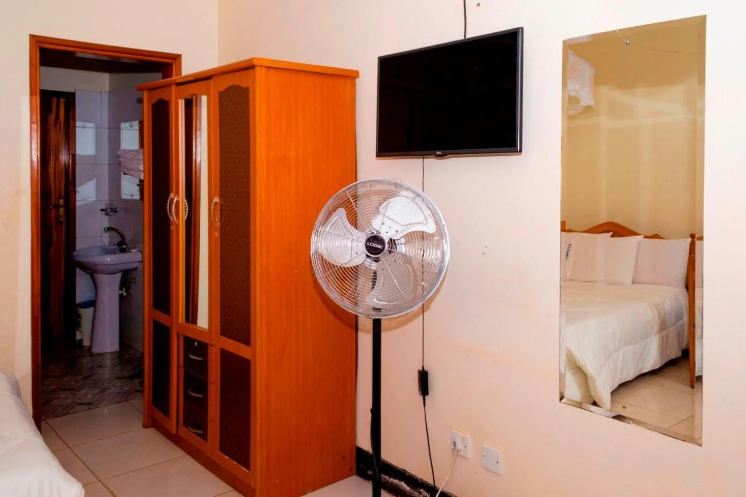 TV and multimedia in Kijungu Hill Hotel Hoima