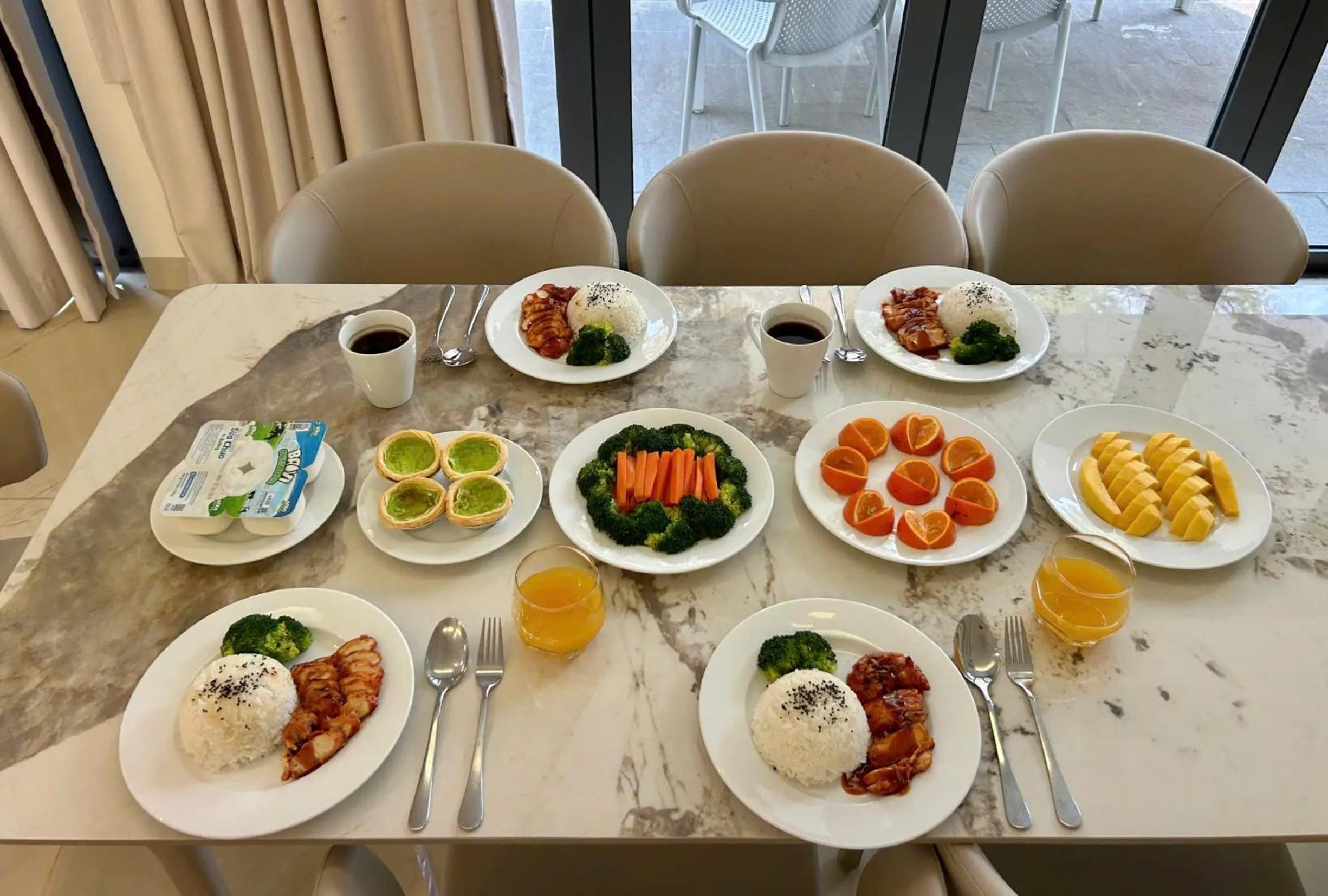 Food and drinks in Luxury Dana Beach Resort & Spa