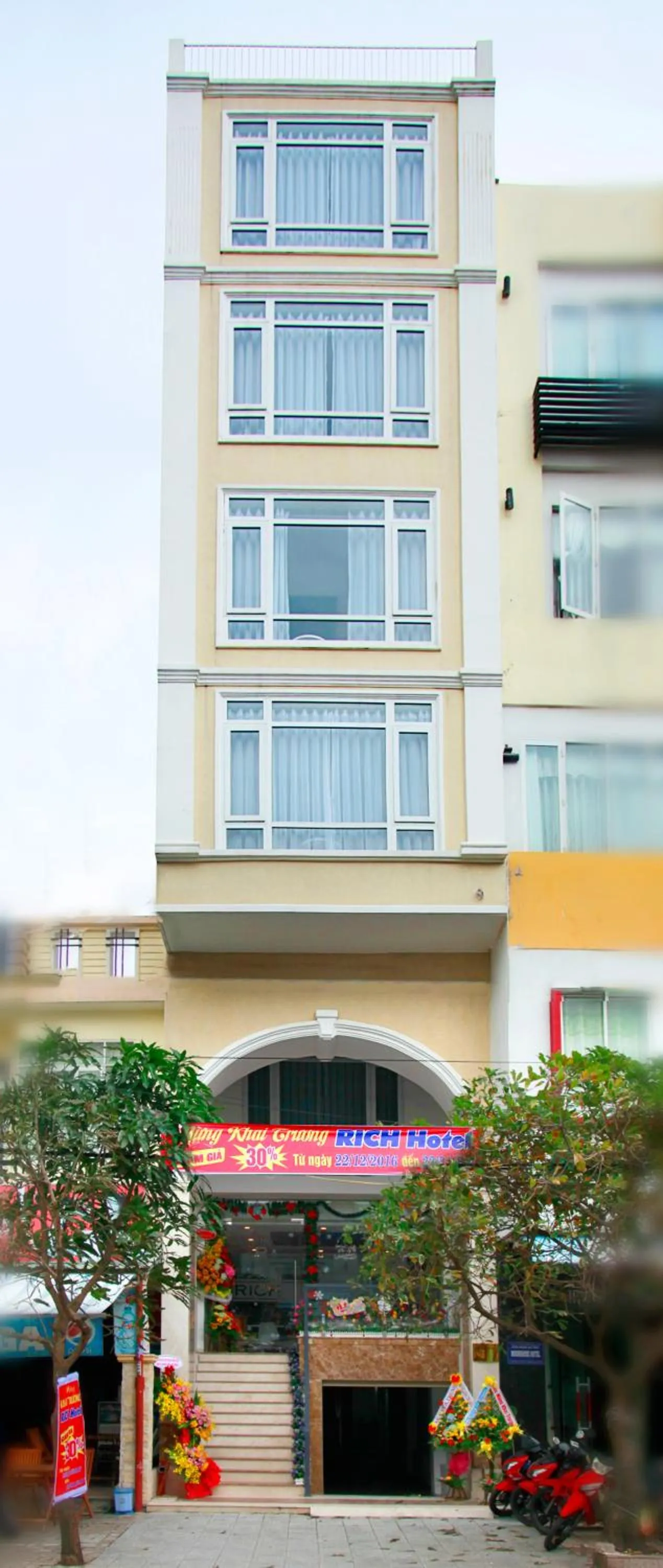 Facade/entrance in Rich Hotel