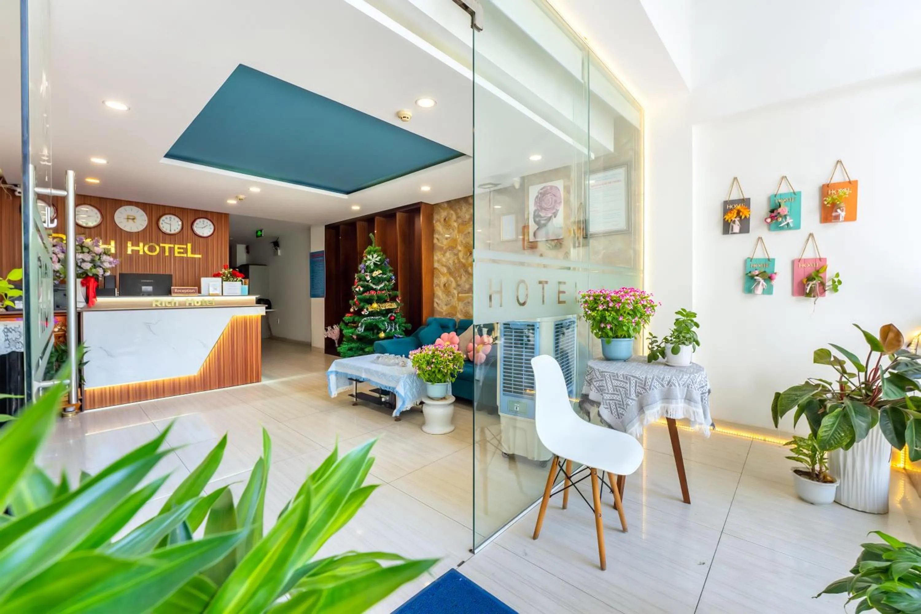 concierge in Rich Hotel