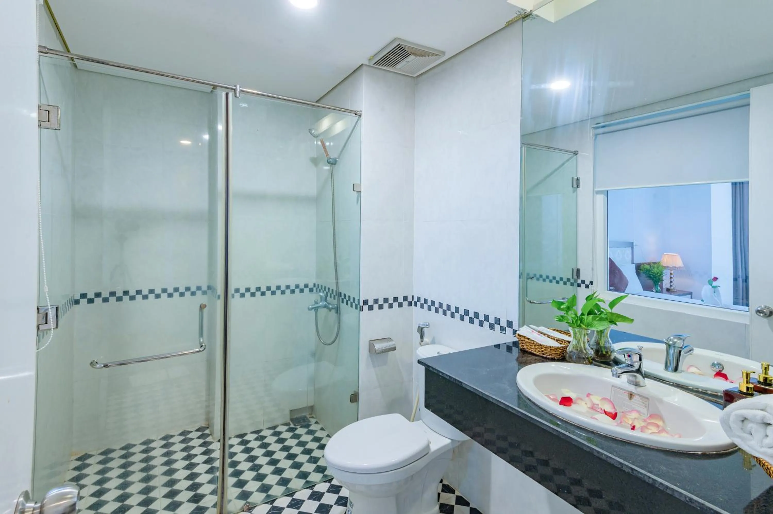 Shower in Rich Hotel