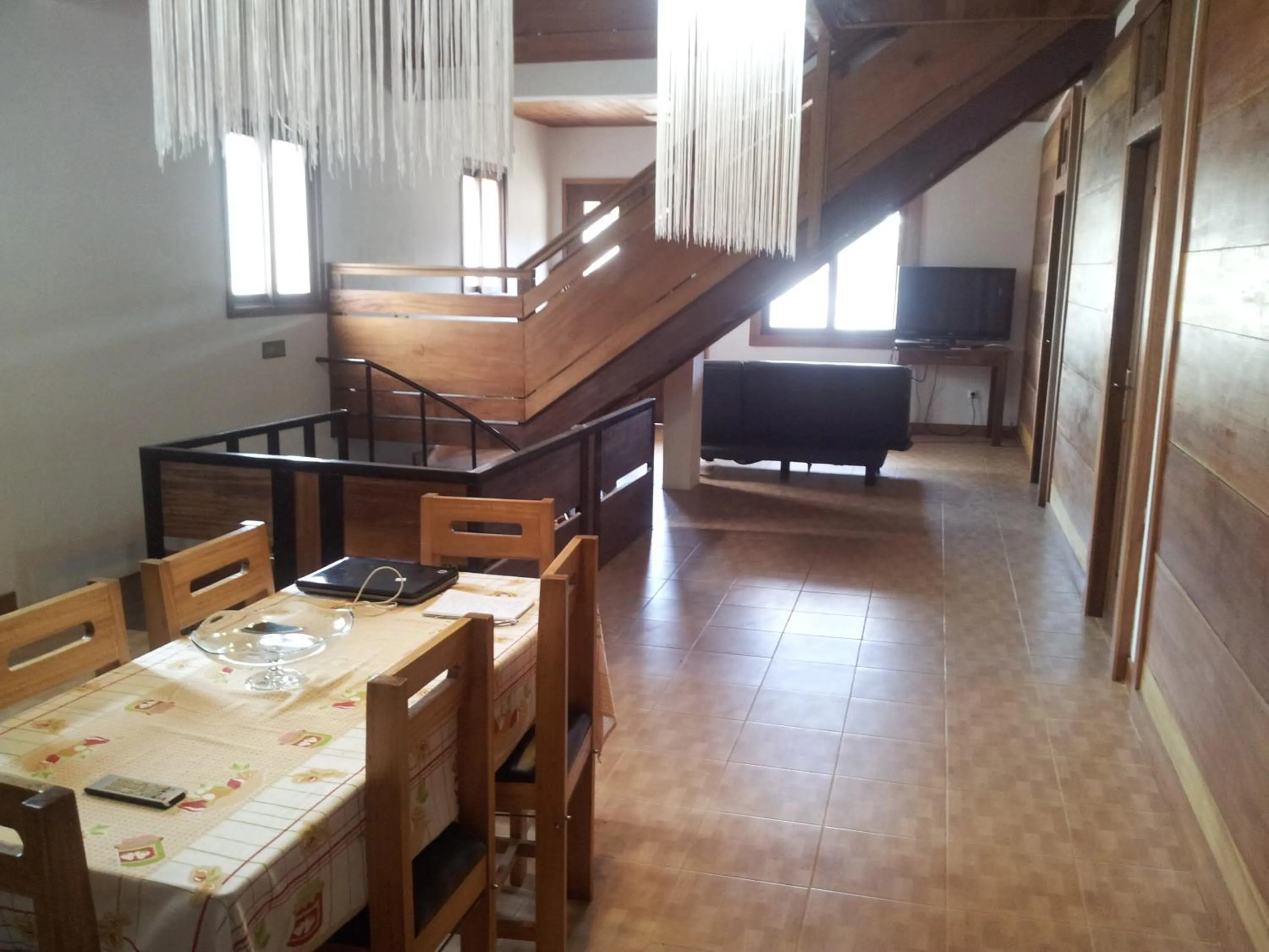 Communal lounge/ TV room in Albergaria Porcelana