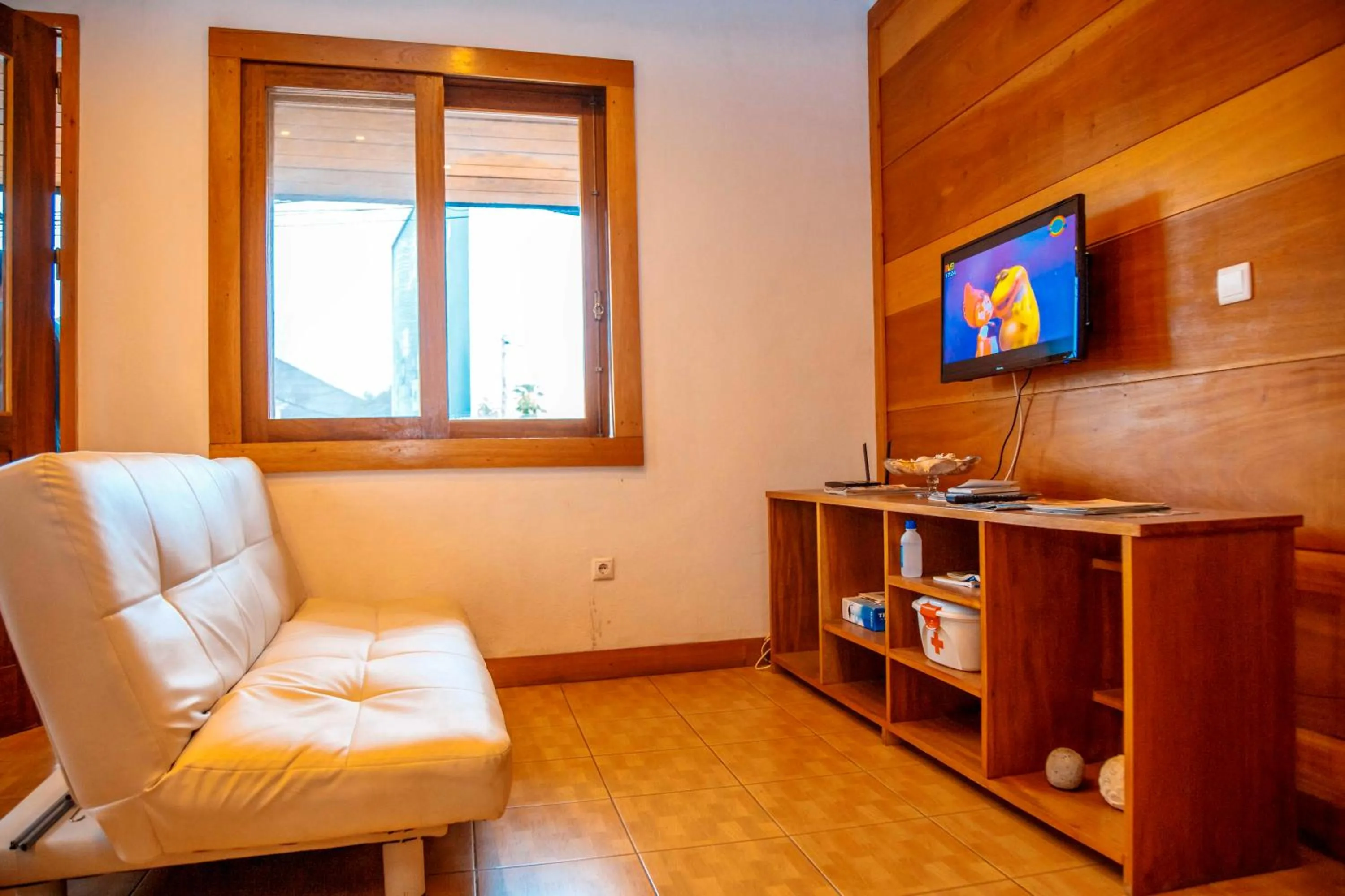 Communal lounge/ TV room in Albergaria Porcelana