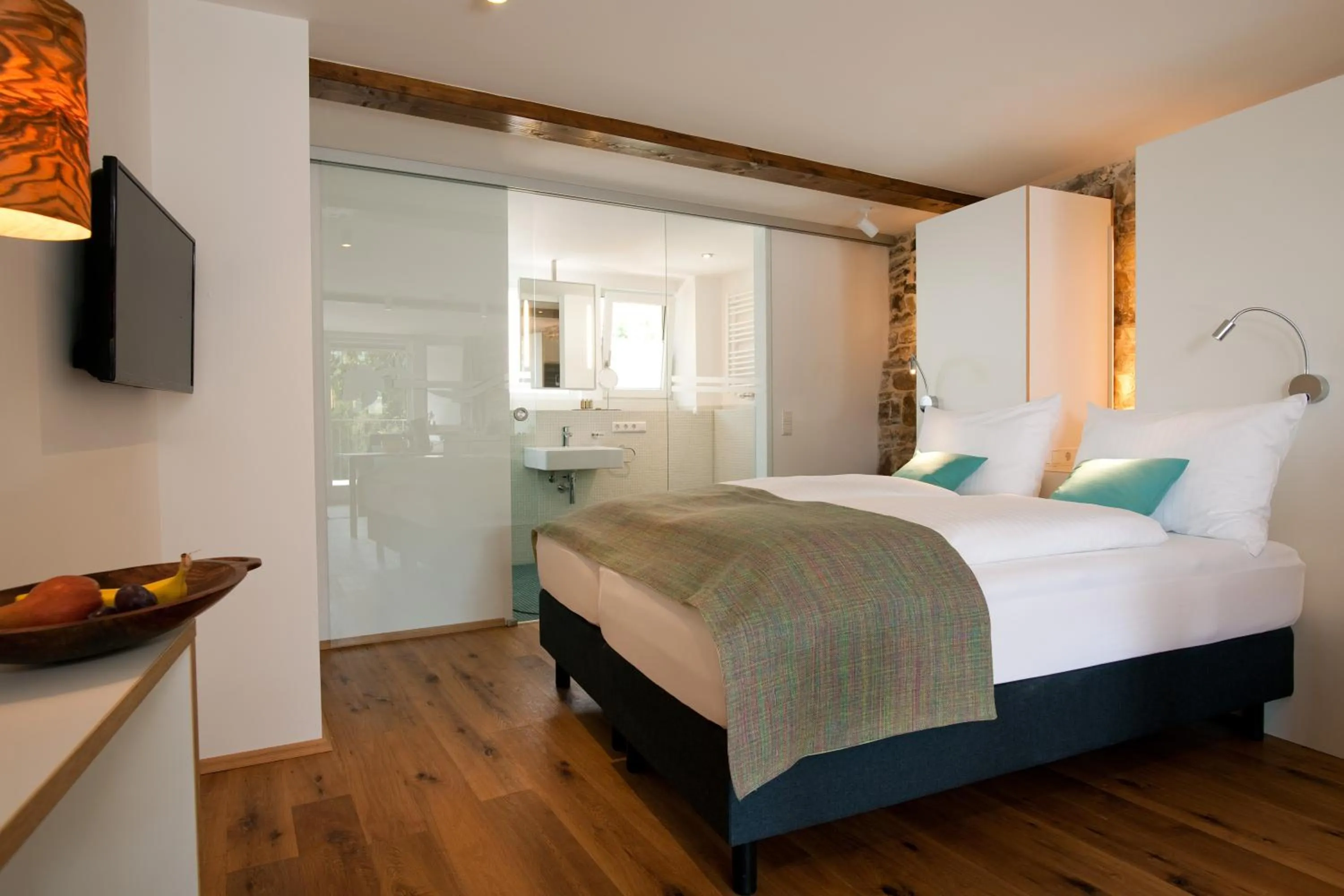 Bathroom, Bed in 1463 Apartmenthaus