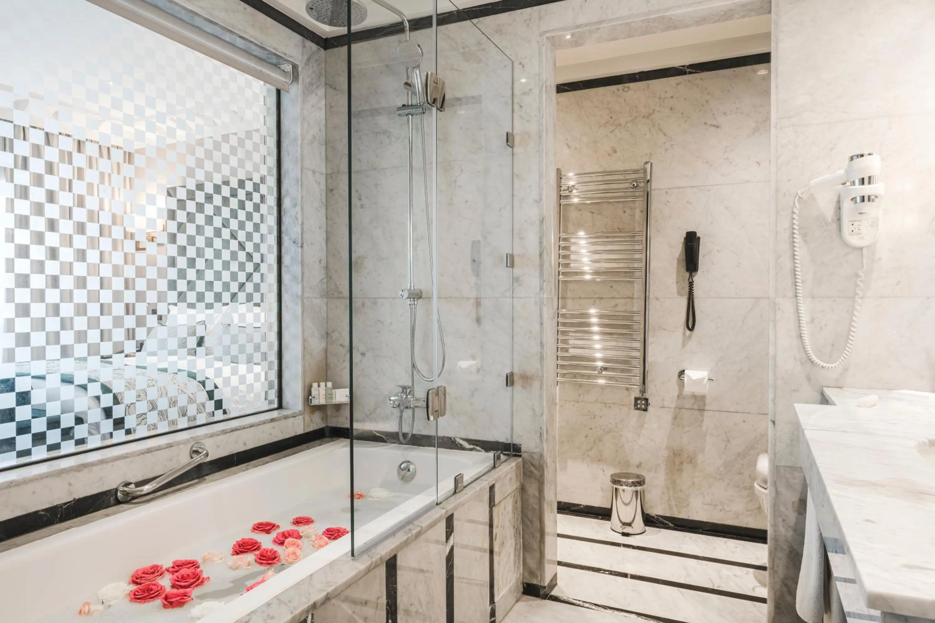 Shower in Le Casablanca Hotel