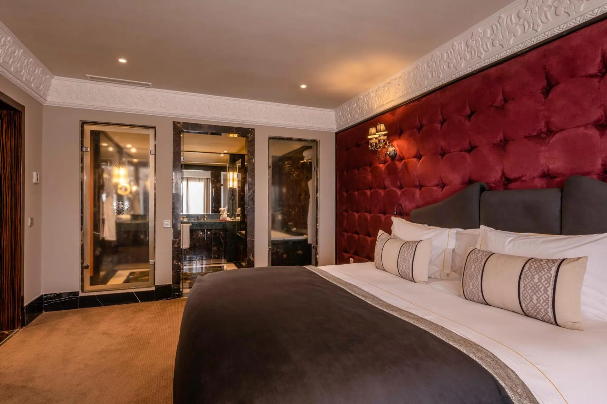 Photo of the whole room in Le Casablanca Hotel