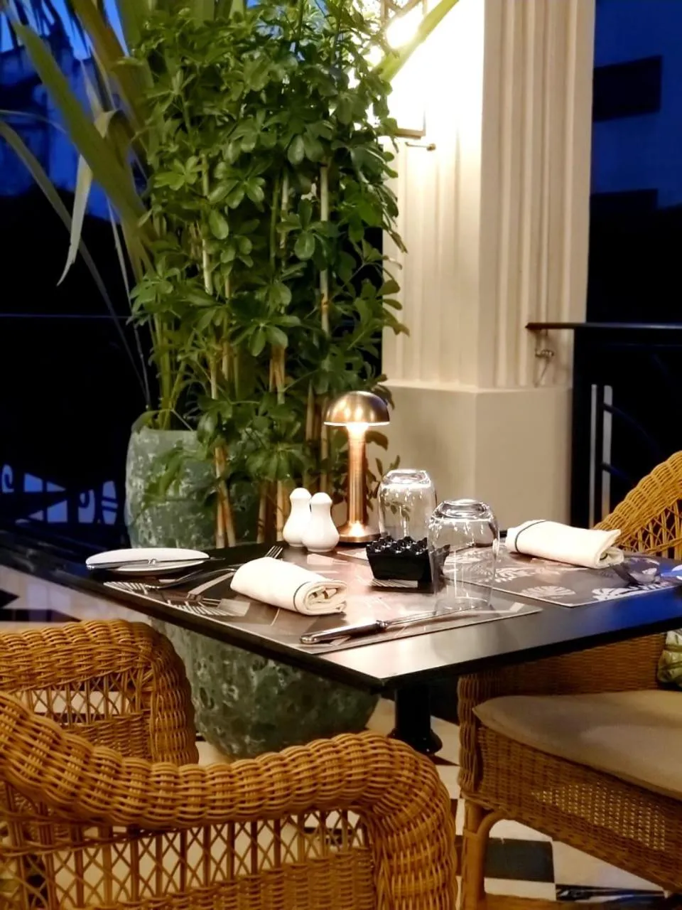 Restaurant/places to eat in Le Casablanca Hotel