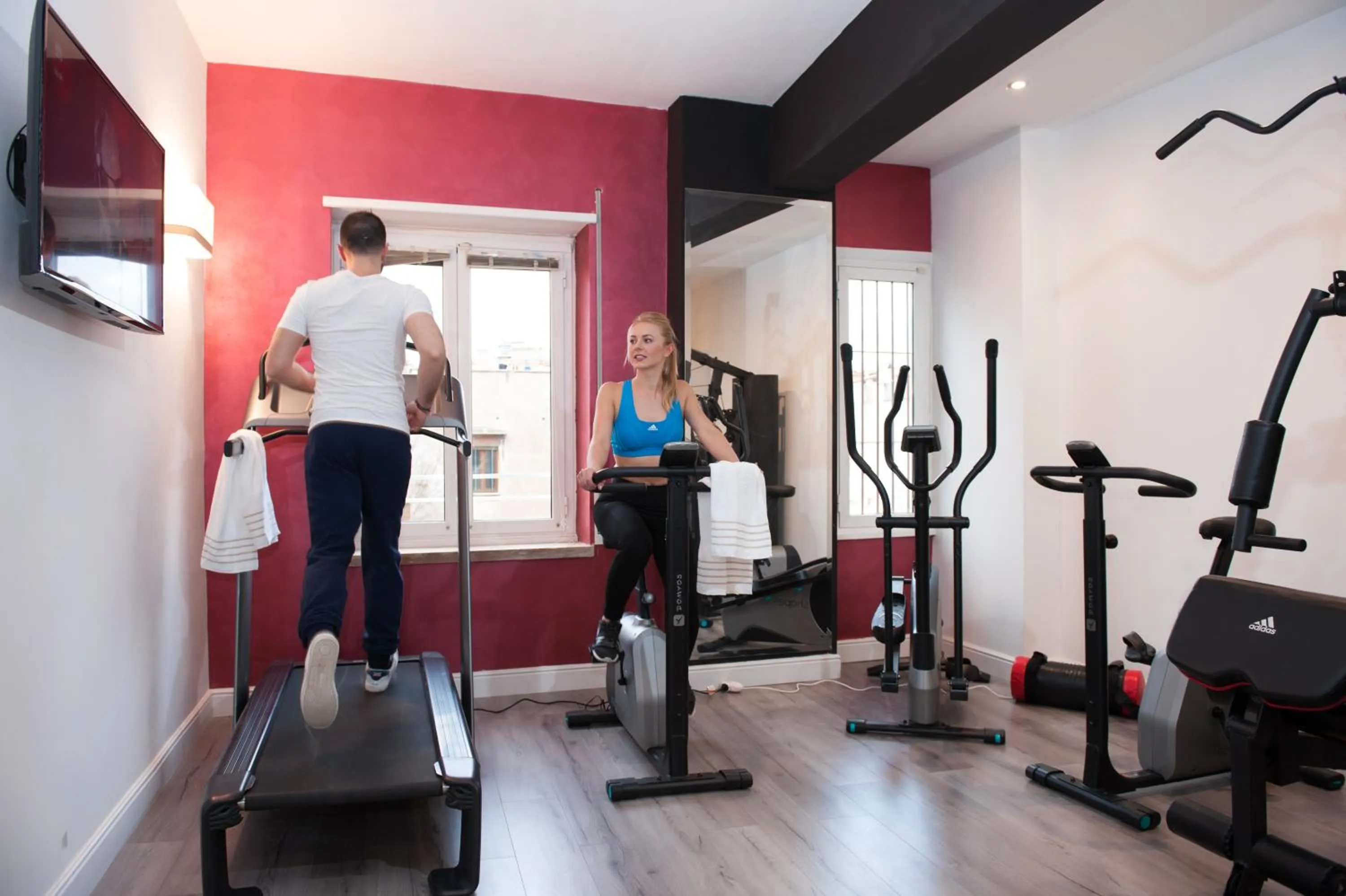 Communal lounge/ TV room in Brunelleschi Holidays Hostel