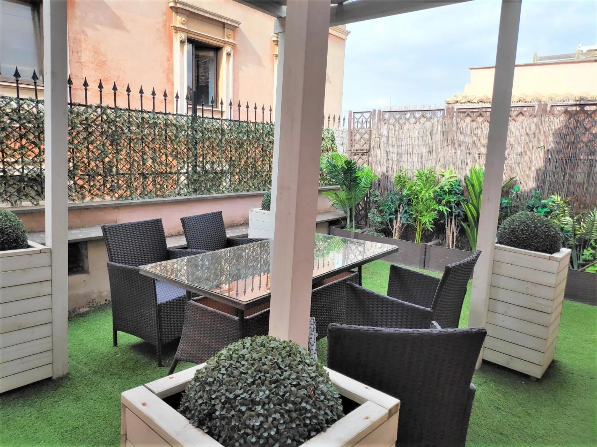 Patio in Brunelleschi Holidays Hostel