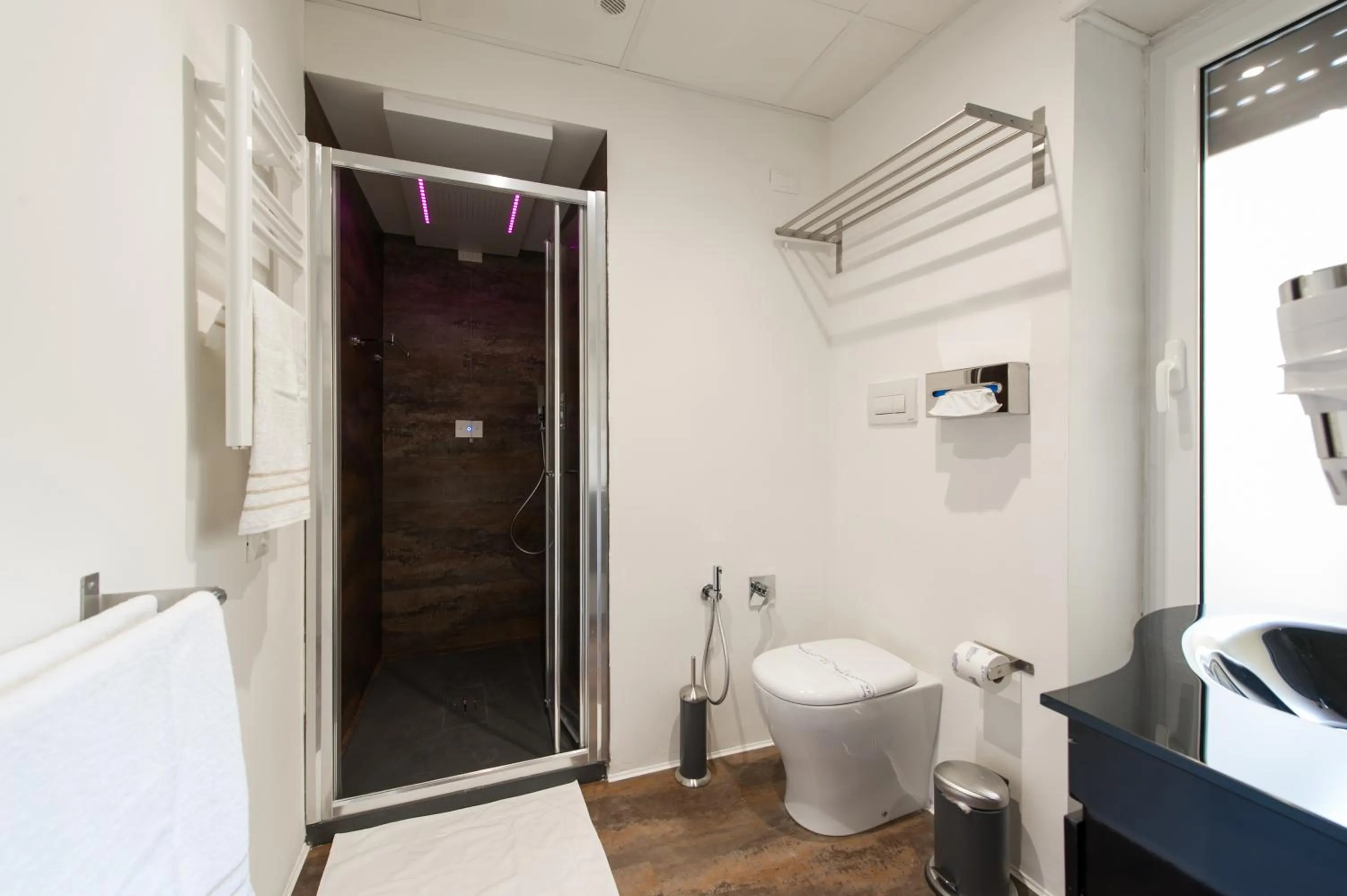 Shower in Brunelleschi Holidays Hostel