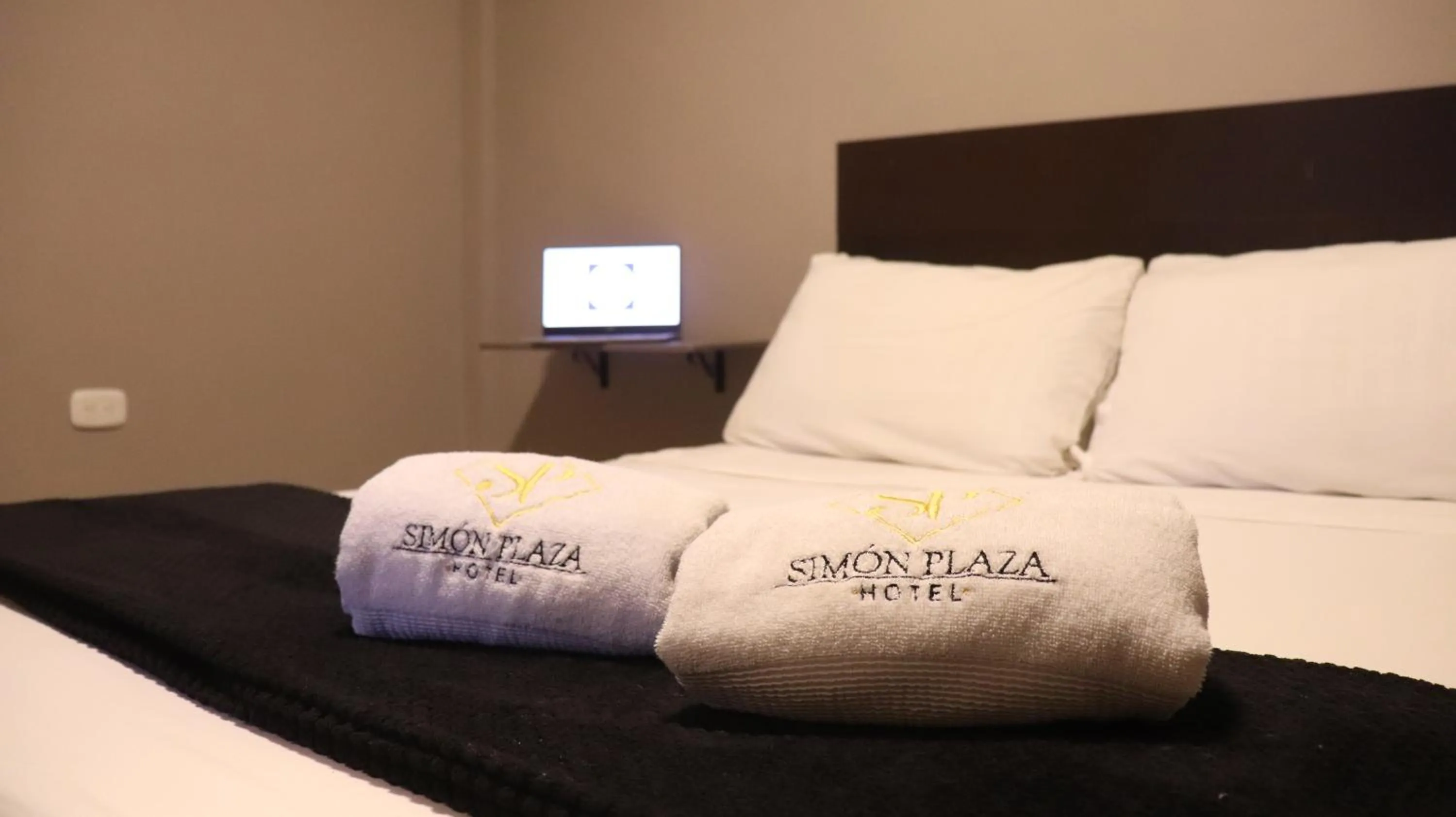 Bed in Hotel Simón Plaza