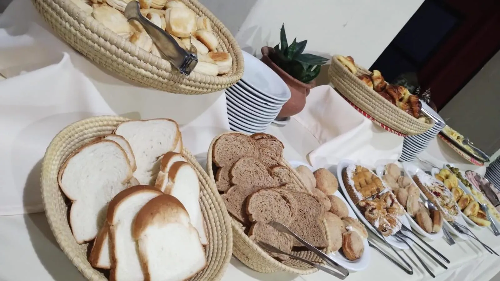 Breakfast in Grand Hotel by MH