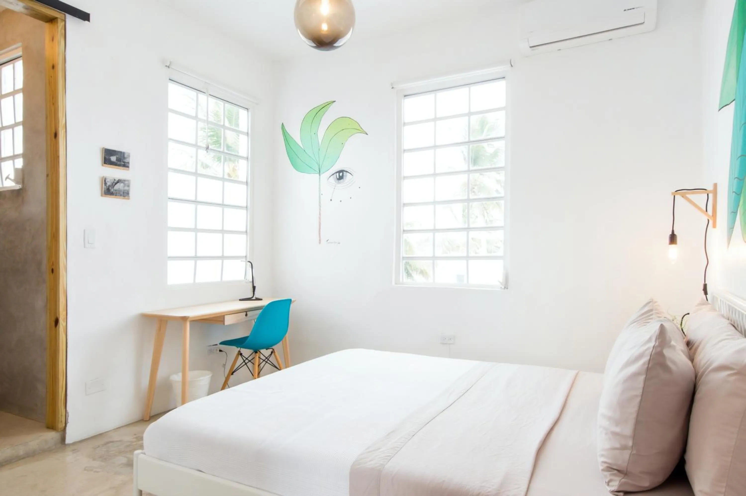 Photo of the whole room in TROPICALIA by DW