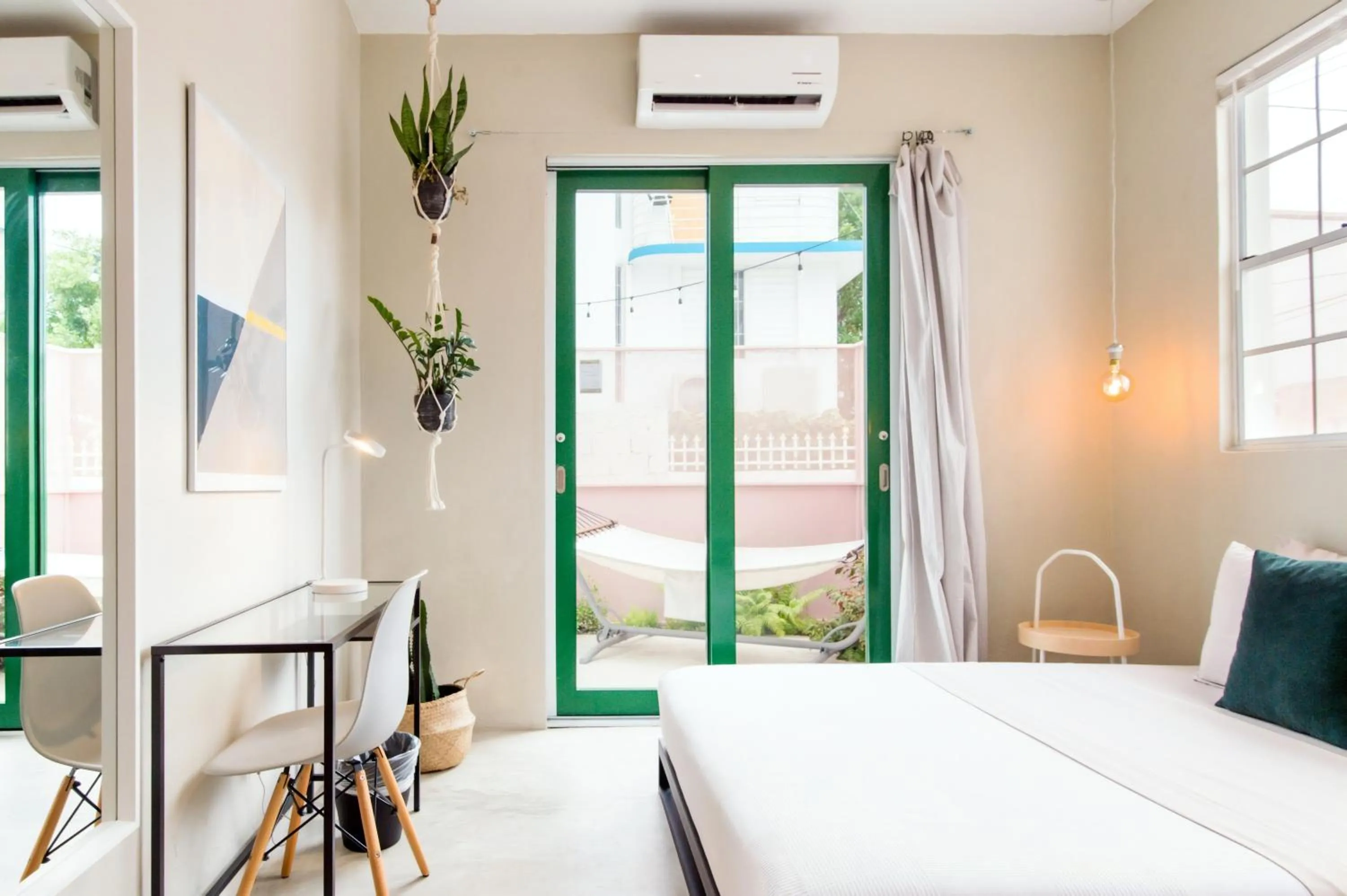 Photo of the whole room in TROPICALIA by DW