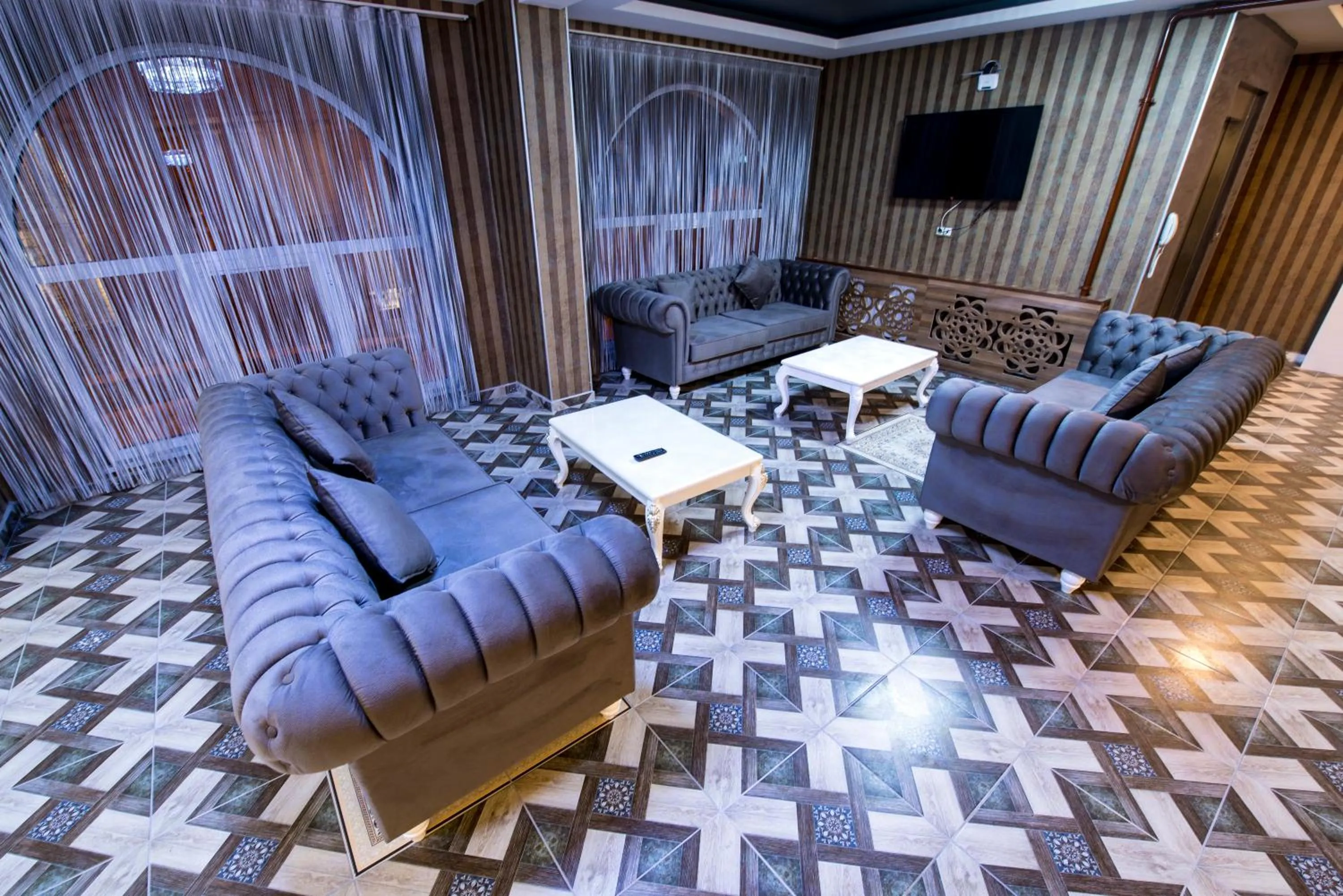 Communal lounge/ TV room in Kars-i Si̇ri̇n Otel